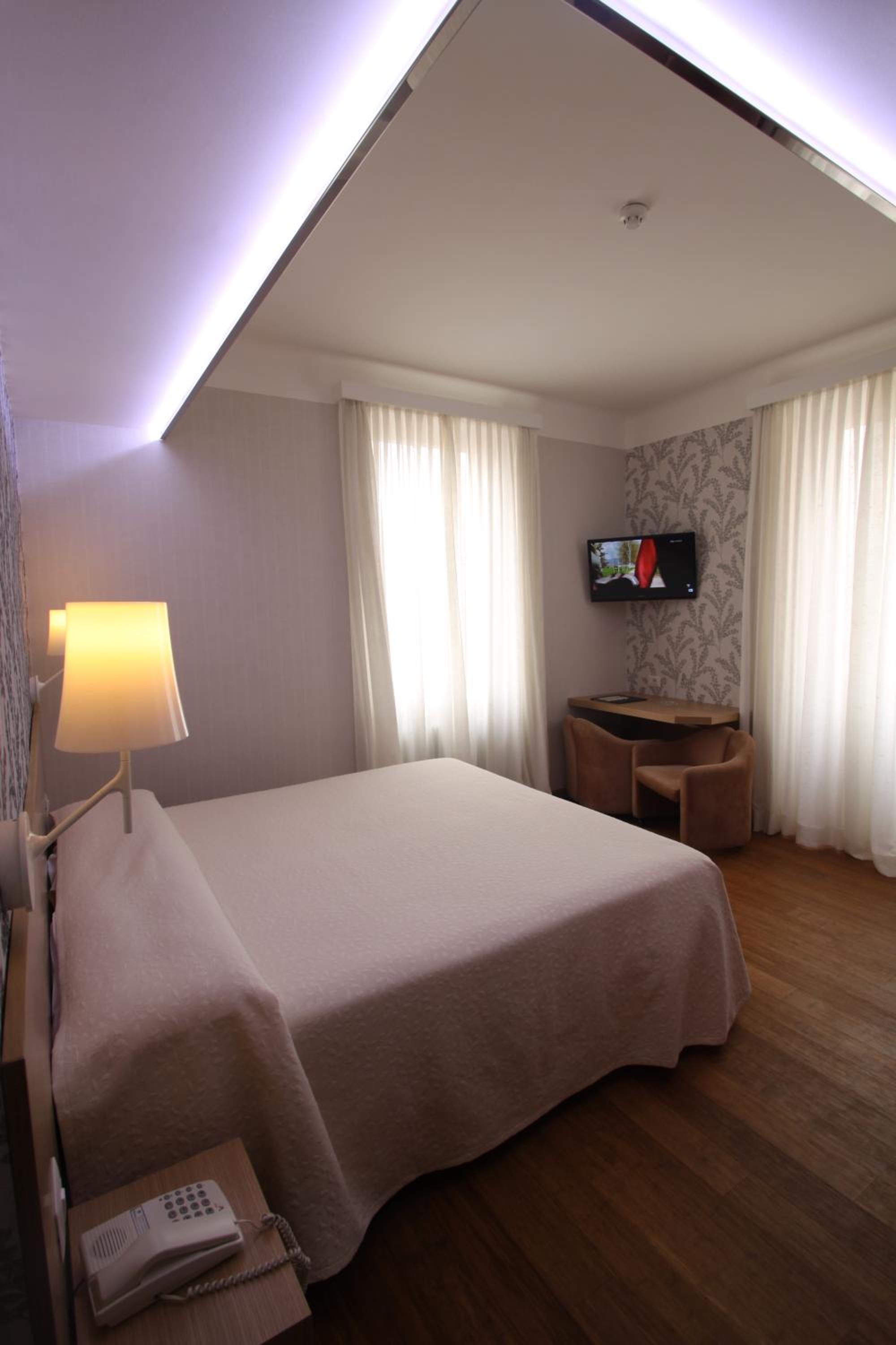 Double or Twin Room - Photo 3