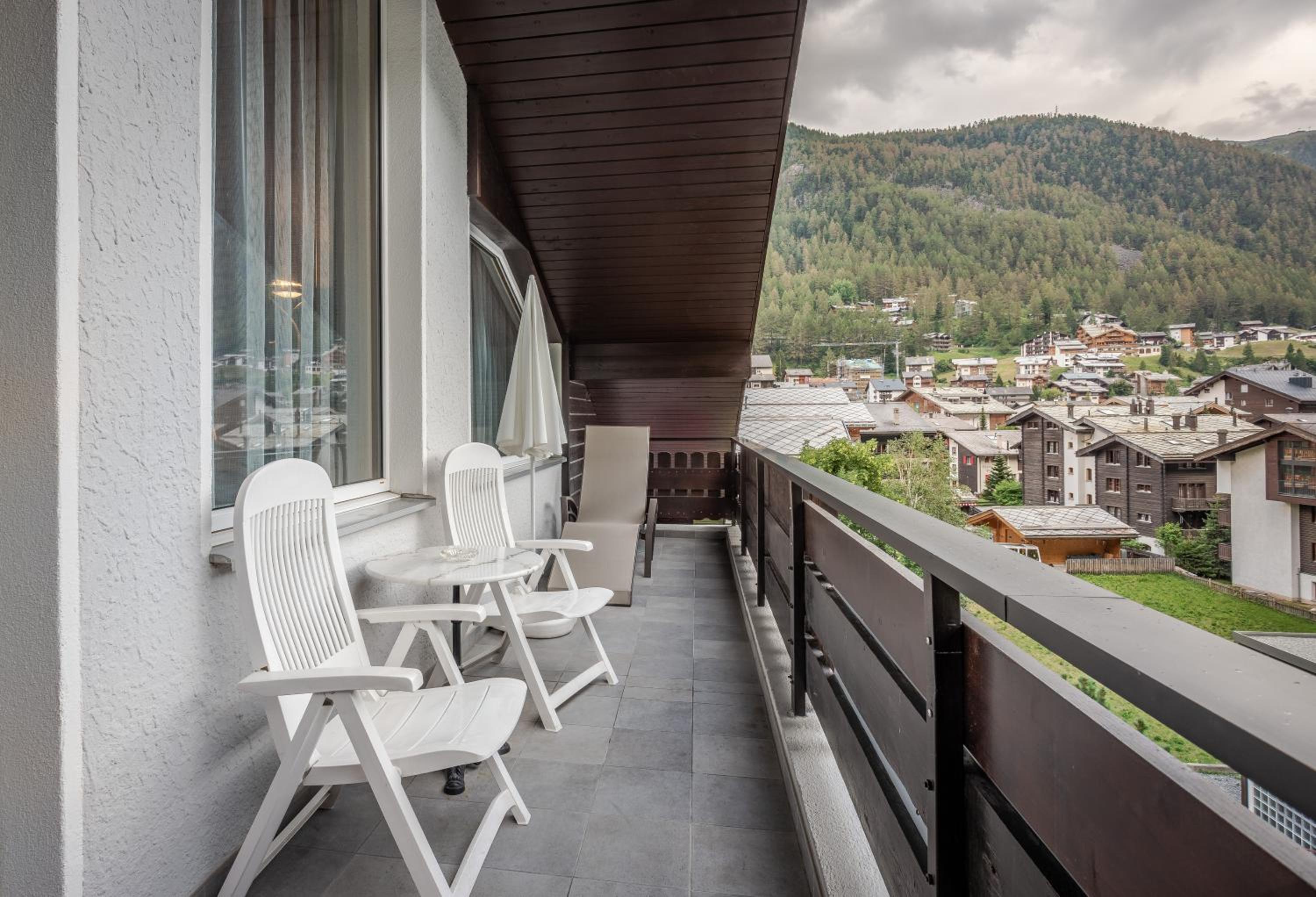 Deluxe Suite with Matterhorn View photo 2
