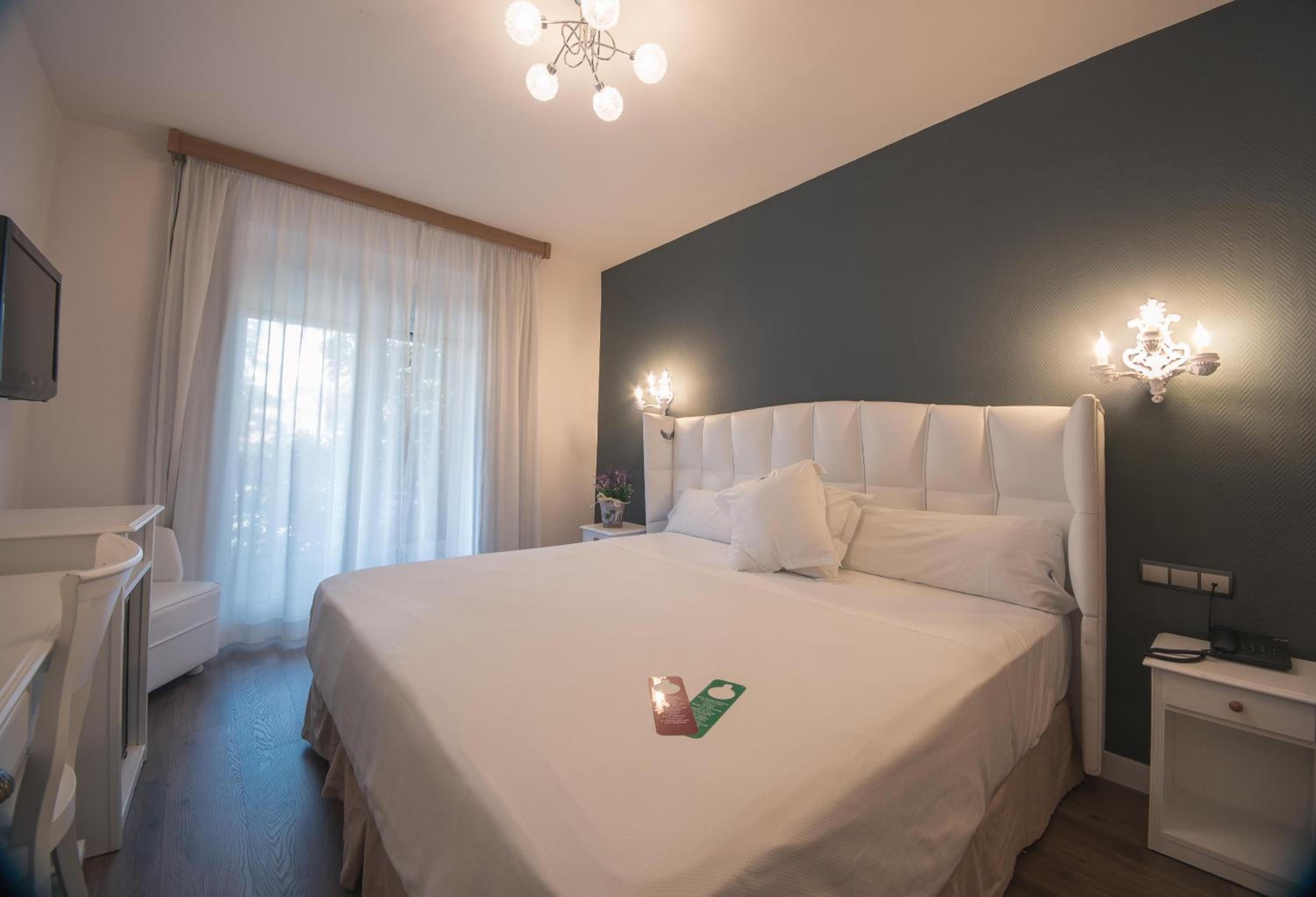 Double or Twin Room - Photo 4