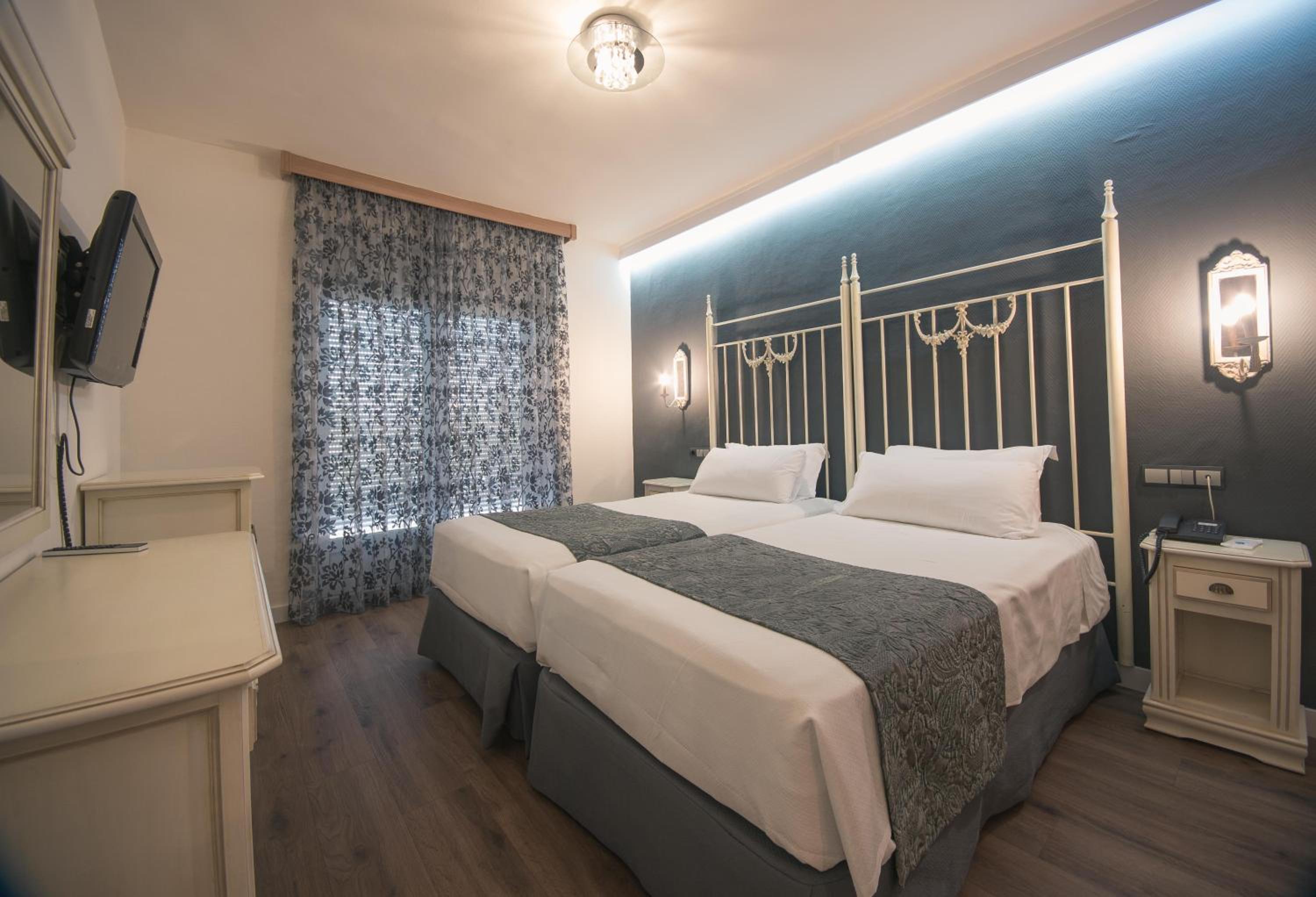 Double or Twin Room - Photo 8