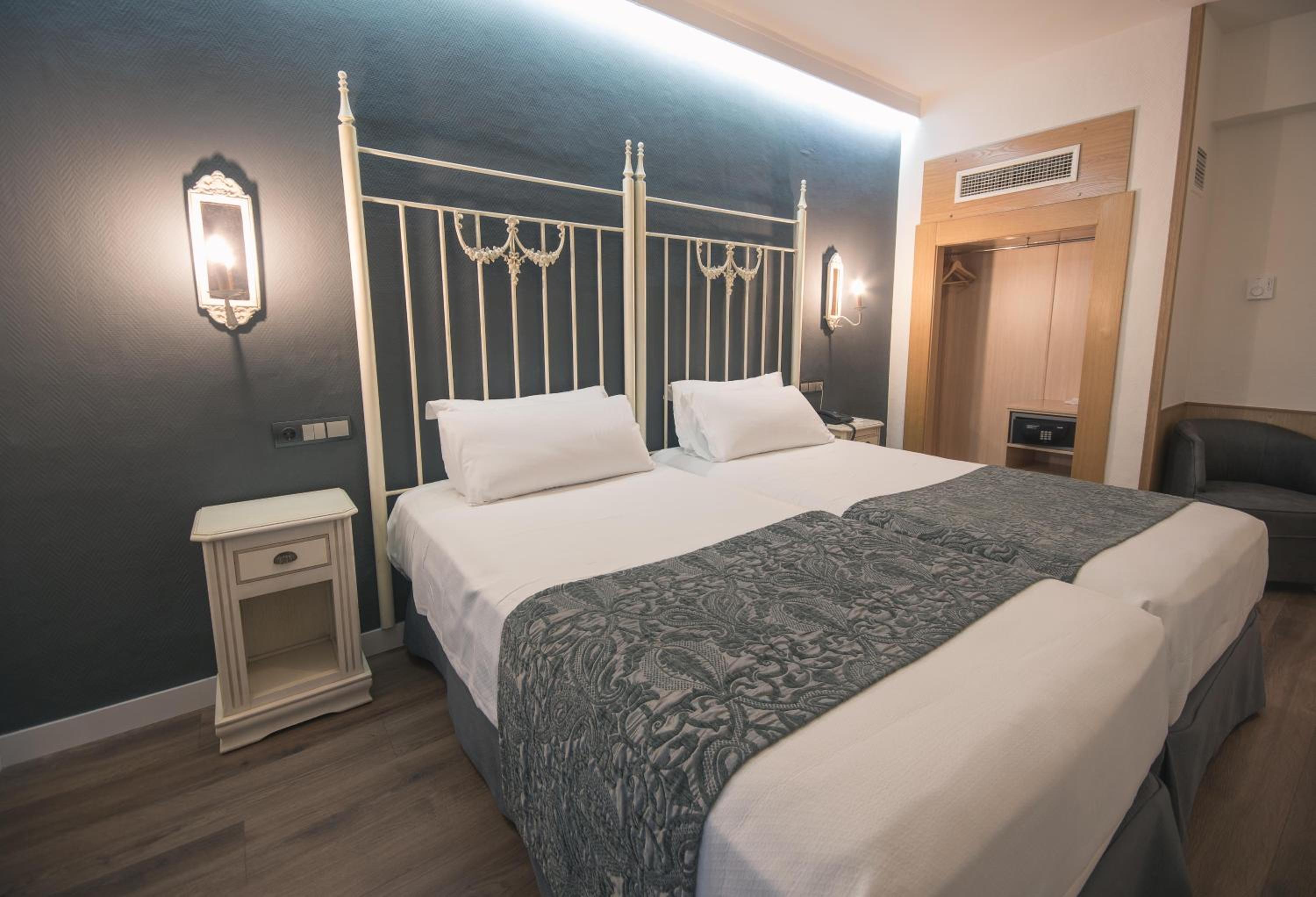 Double or Twin Room - Photo 7
