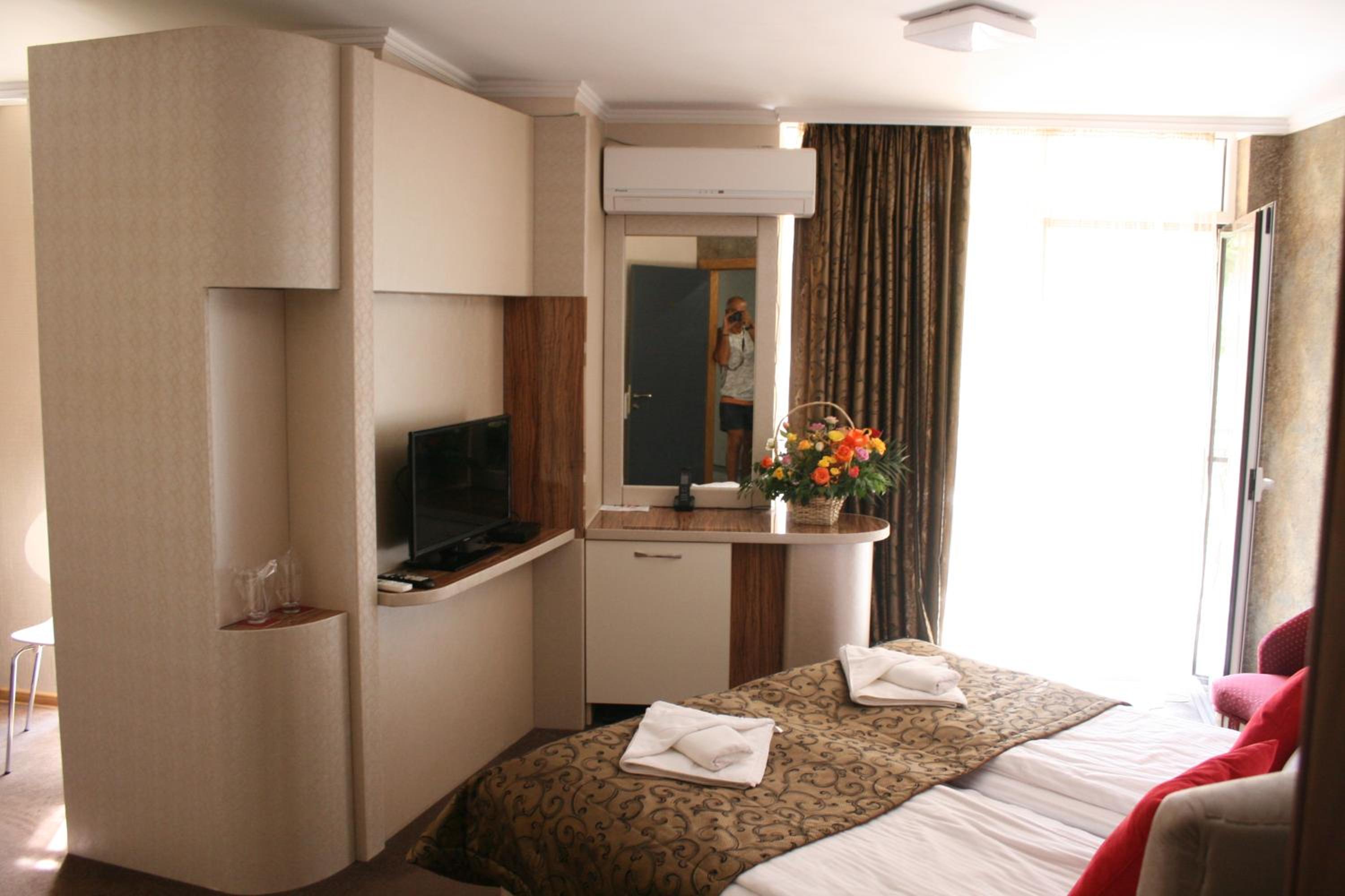 Deluxe Suite with Balcony photo 2
