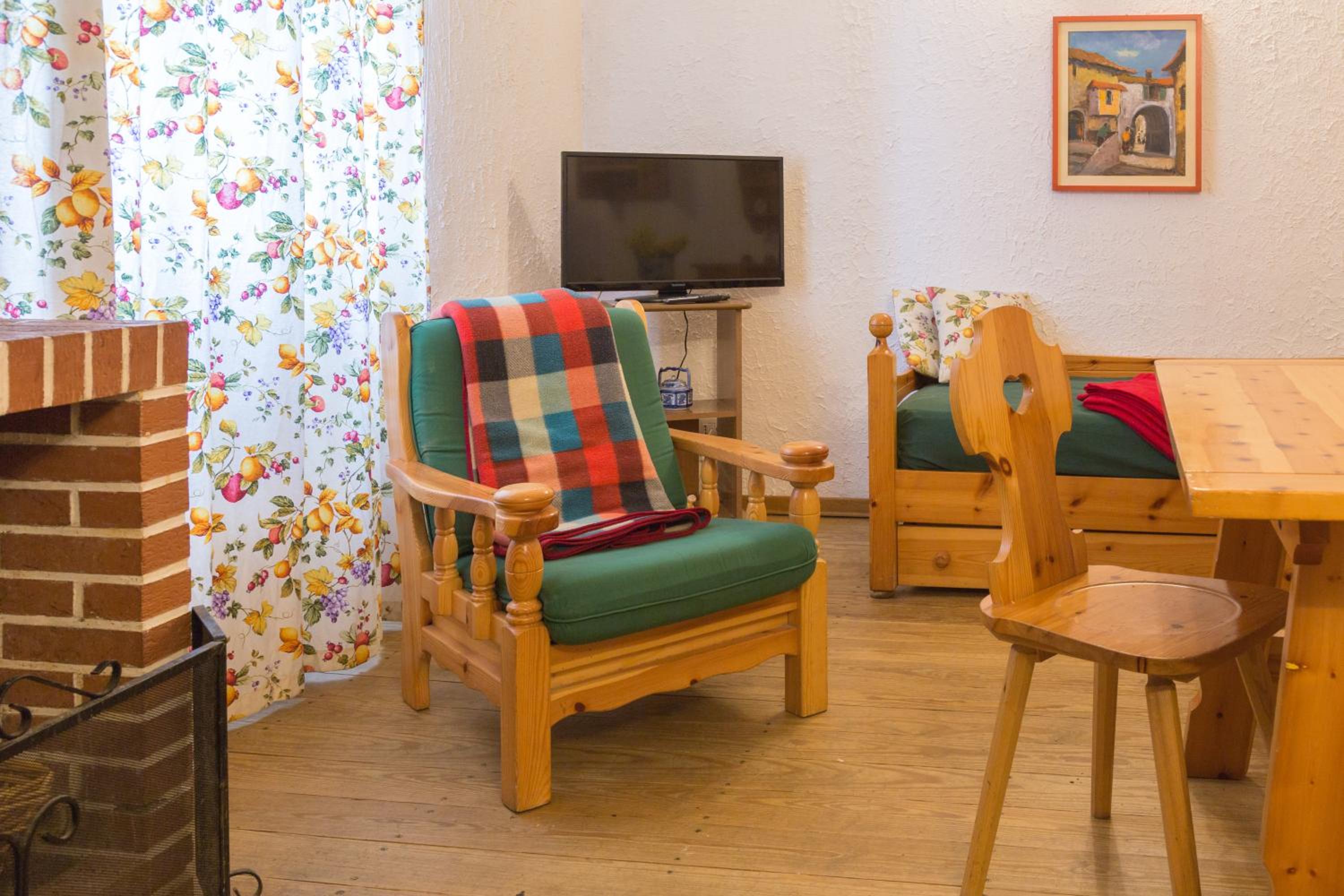 Two-Bedroom Apartment (9 Adults) photo 3