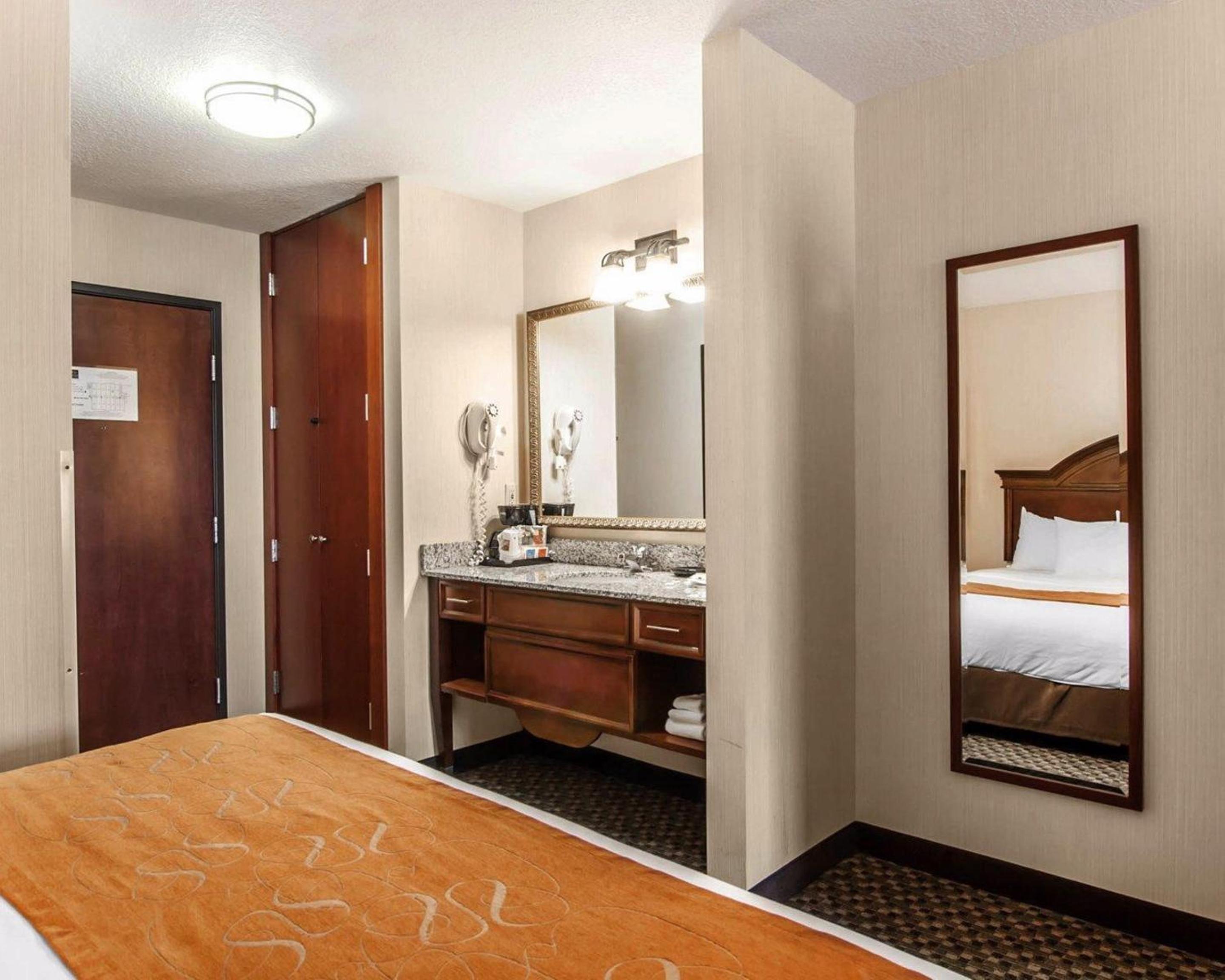 Queen Suite with Two Queen Beds - Non-Smoking - Photo 5