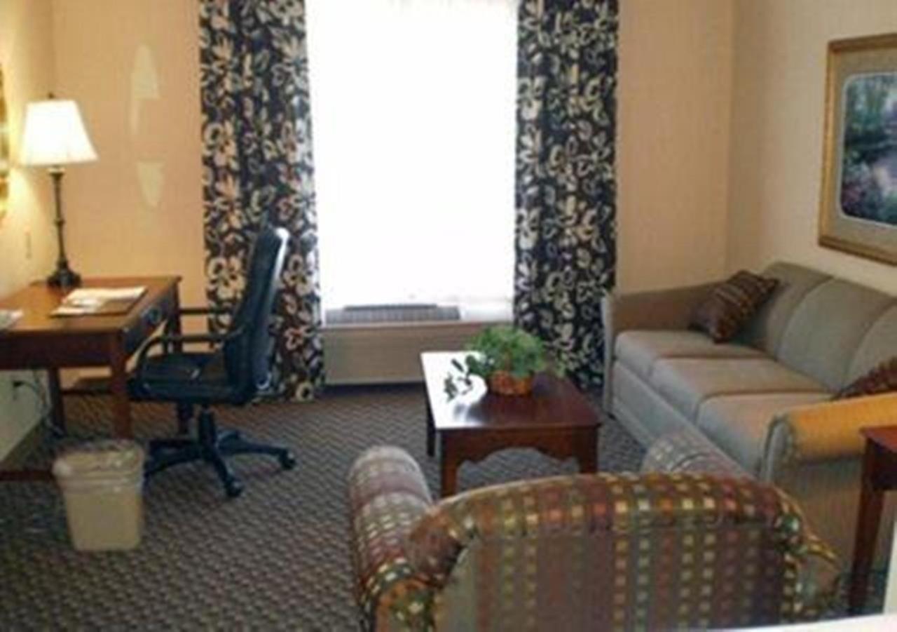 Queen Suite with Two Queen Beds - Non-Smoking - Photo 4
