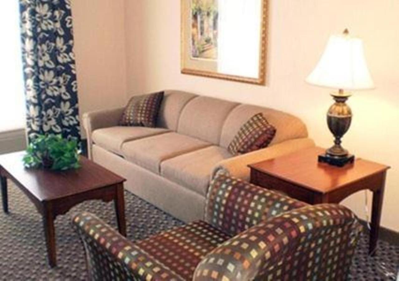 Queen Suite with Two Queen Beds - Non-Smoking - Photo 3