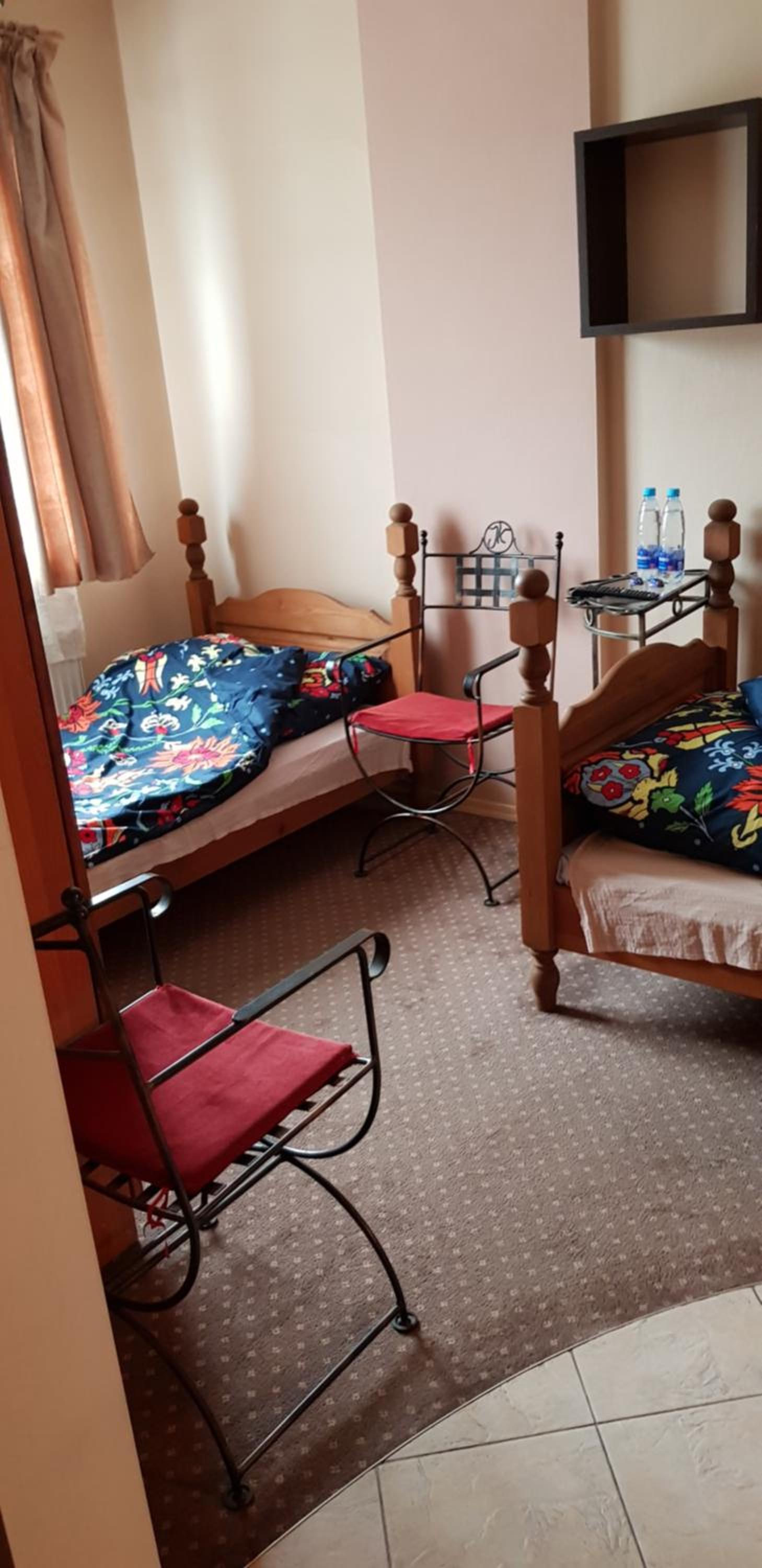 Small Twin Room - Photo 3