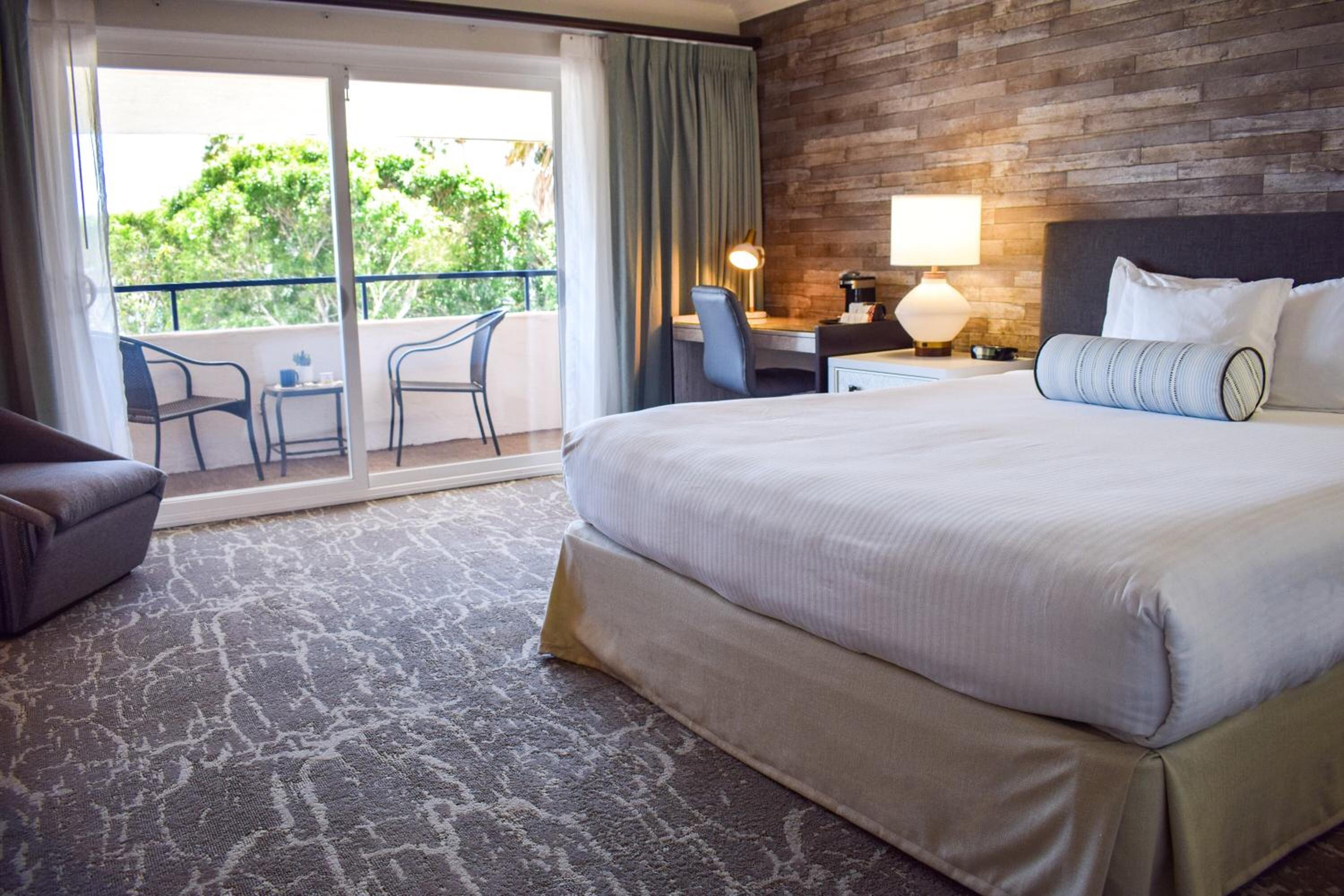 King Room Harbor Side with Balcony - Photo 2