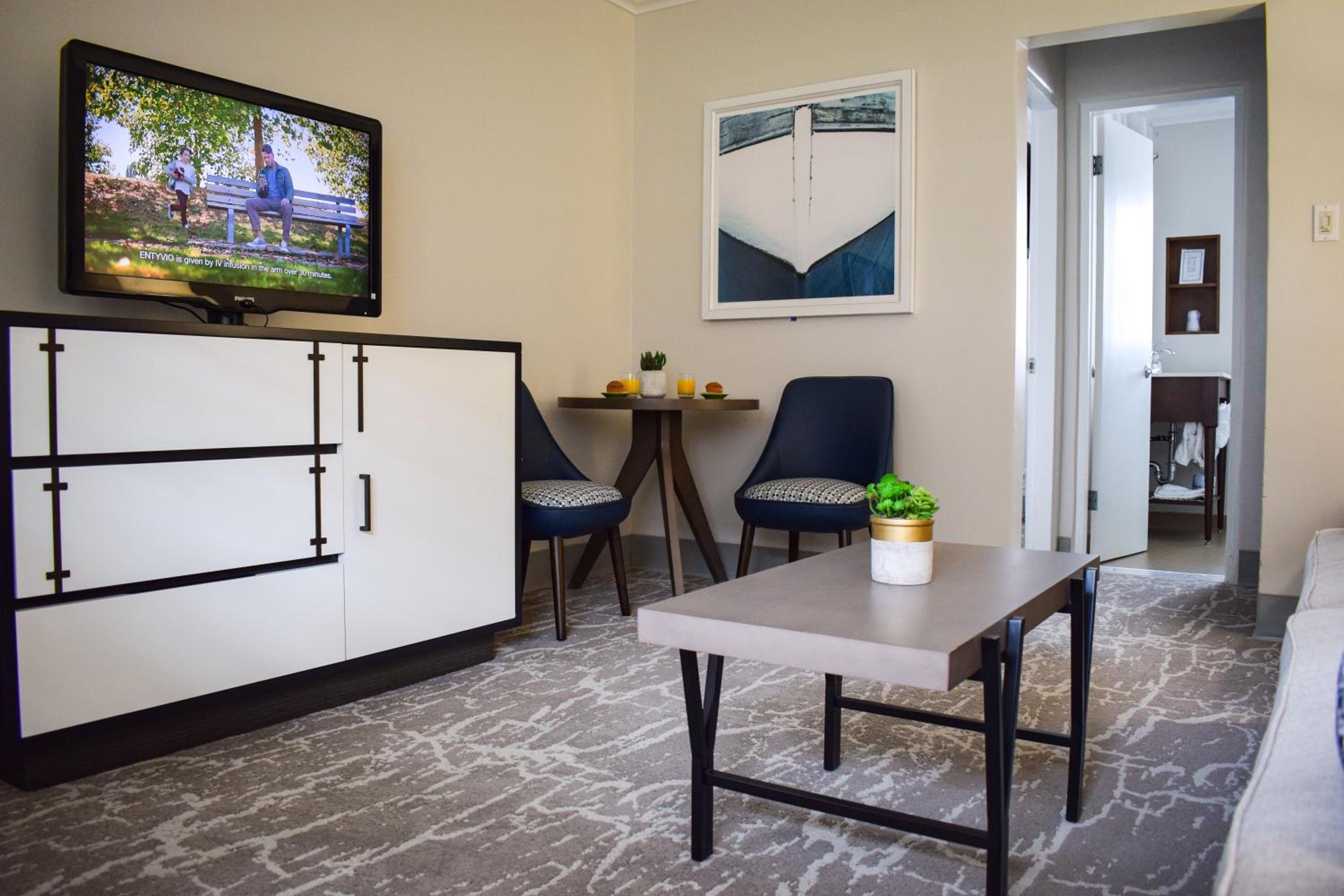 Mini Queen Suite