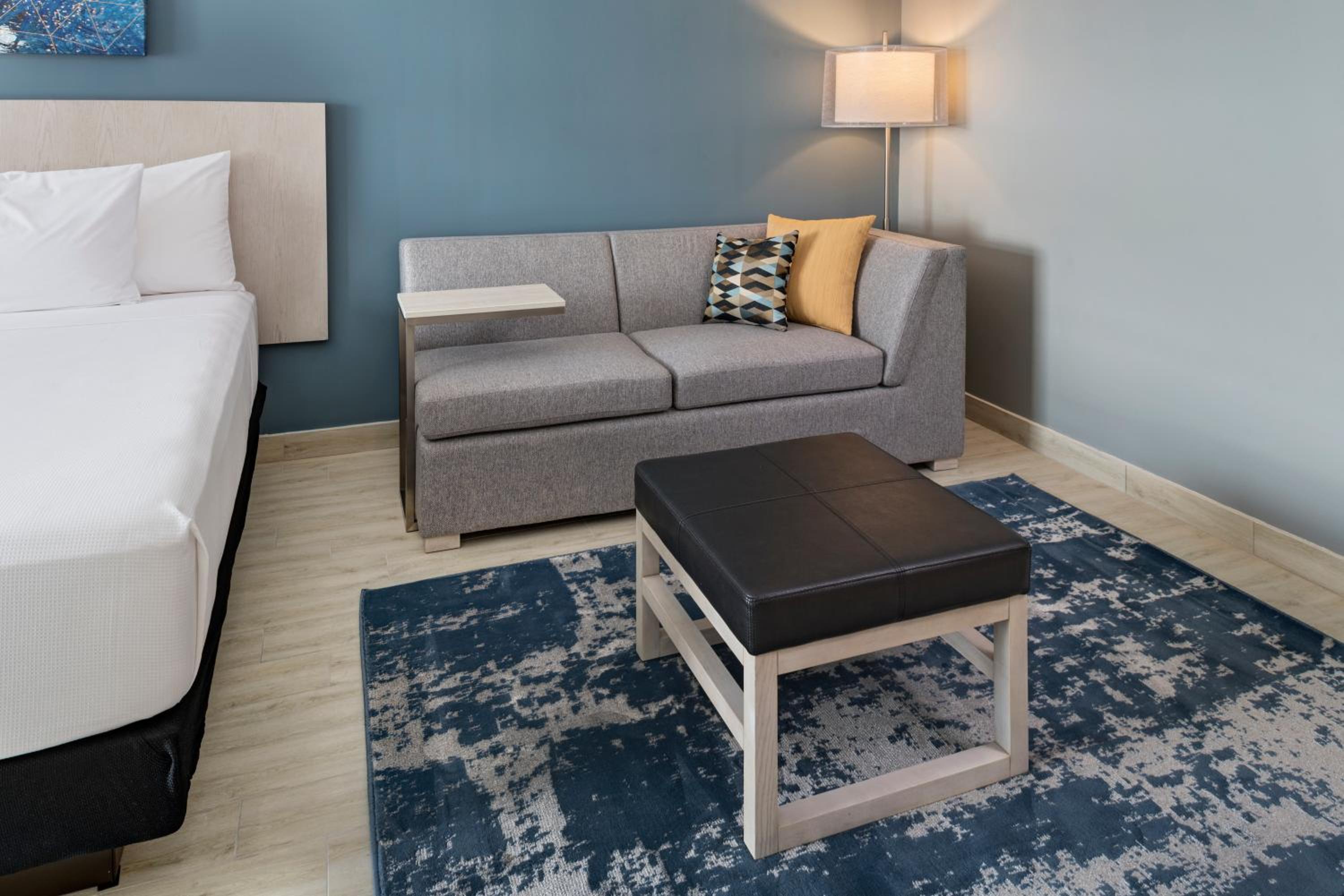 King Room with Sofa Bed - Photo 4