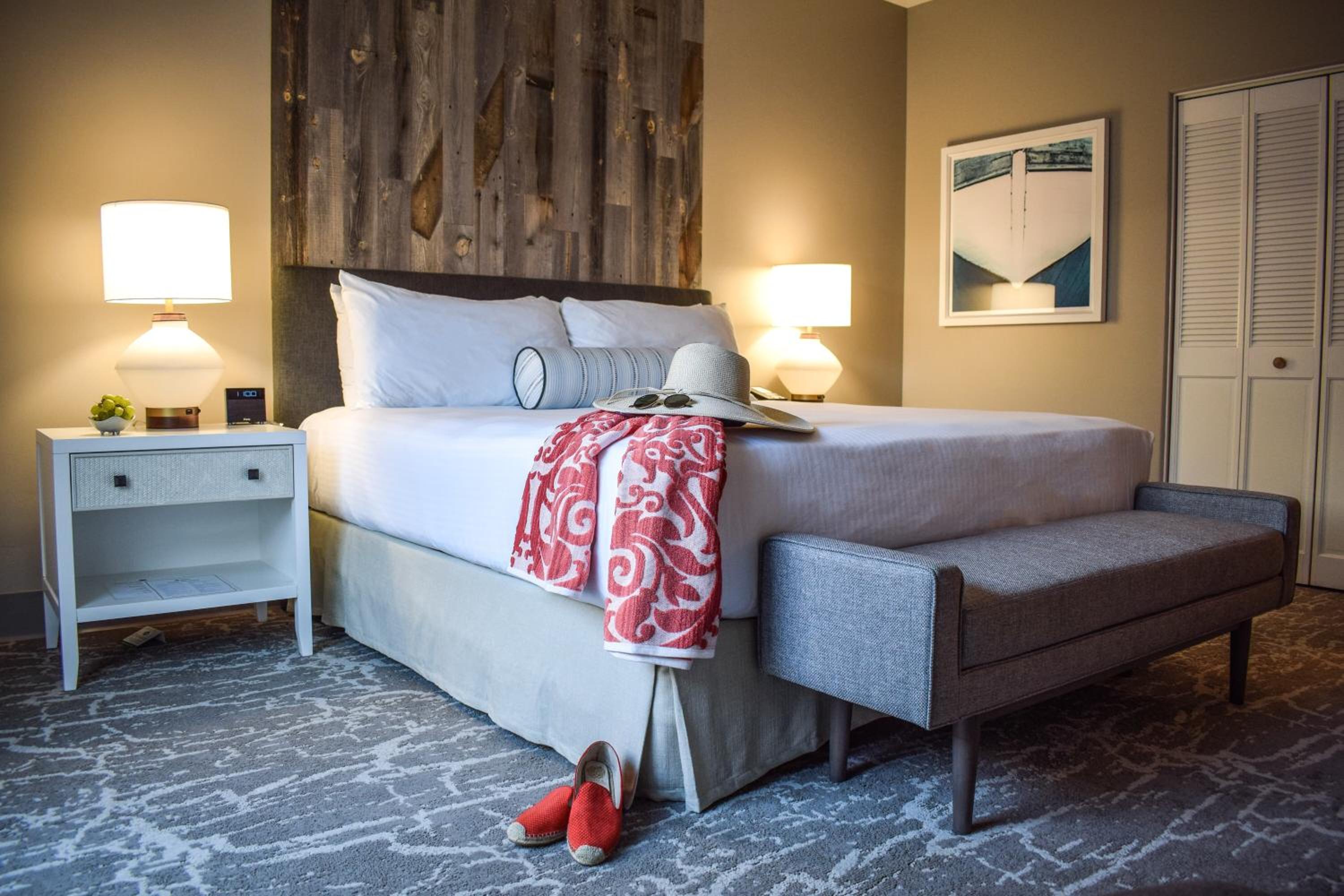 Deluxe King Room - Photo 7