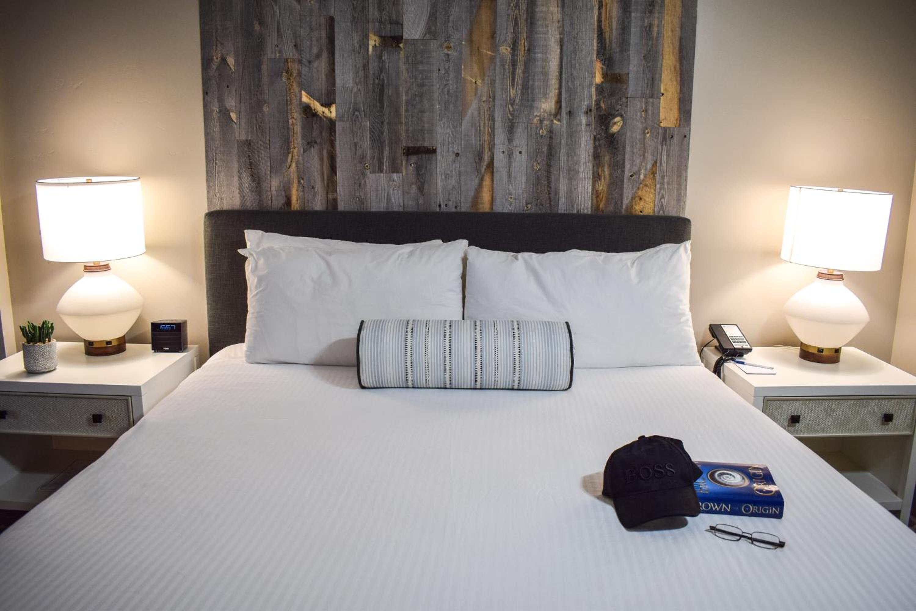 Deluxe King Room - Photo 5