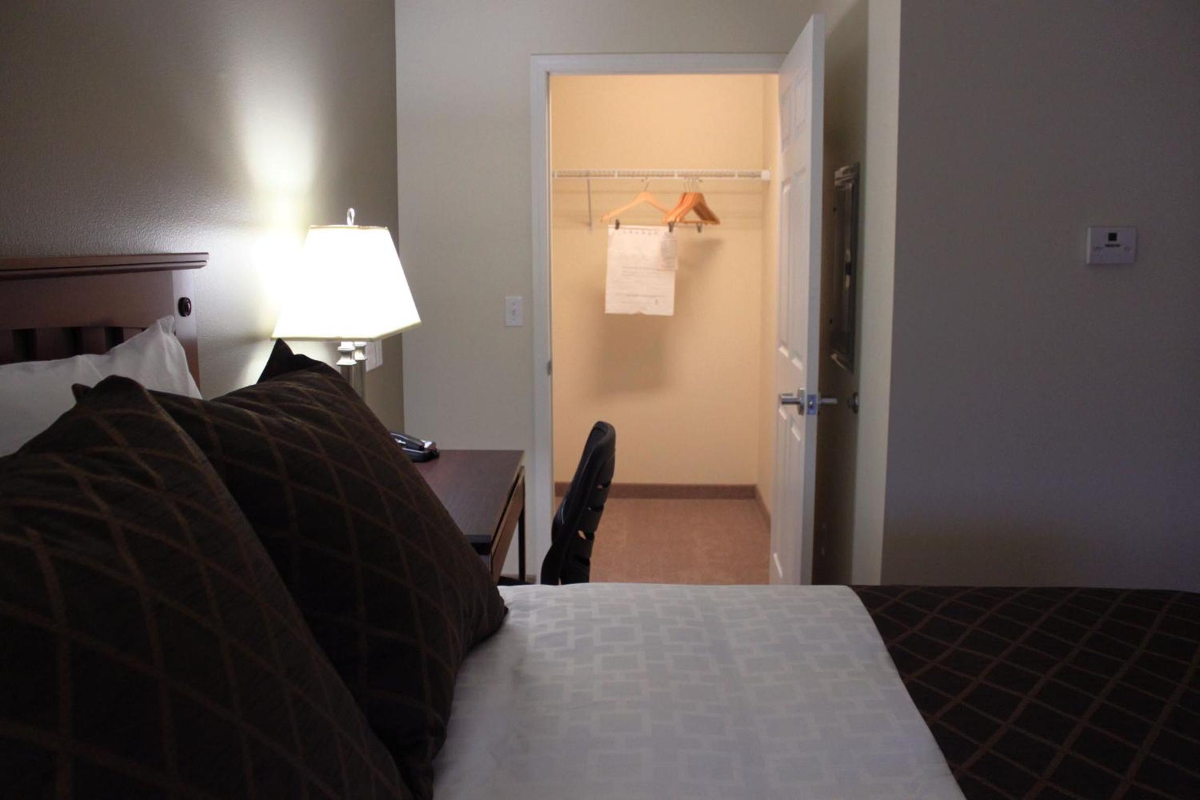 One-Bedroom Queen Suite photo 2
