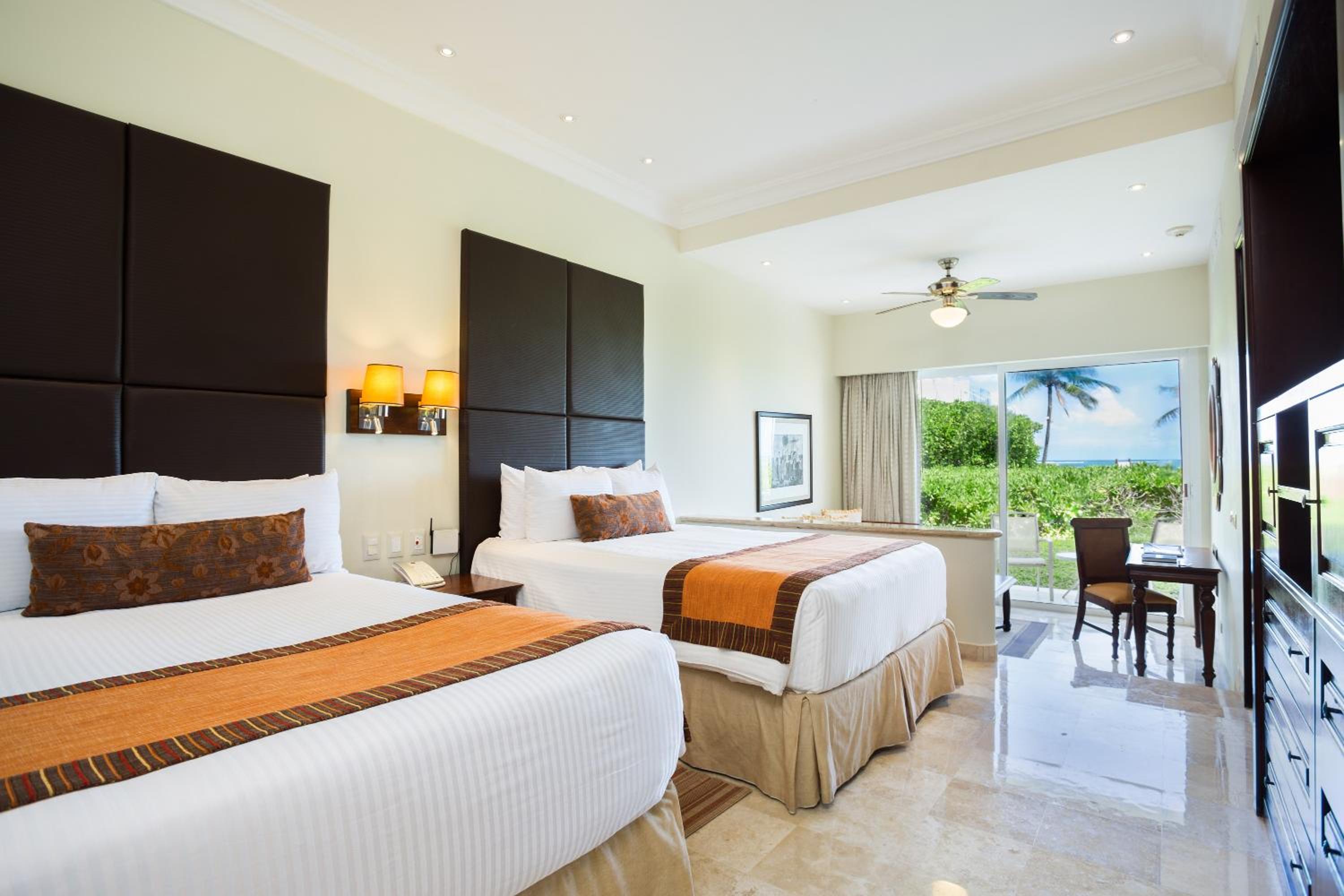 Preferred Club Junior Suite Ocean Front Triple thumbnail 6