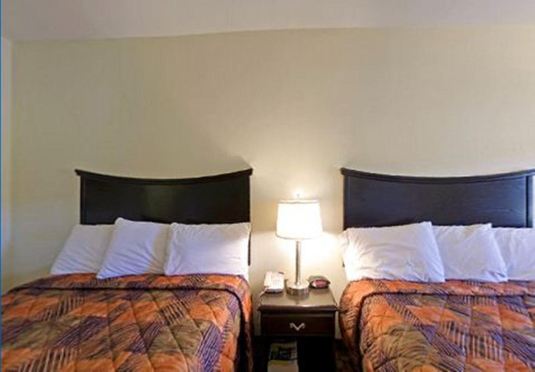 Queen Room with Two Queen Beds - Non-Smoking - Photo 2
