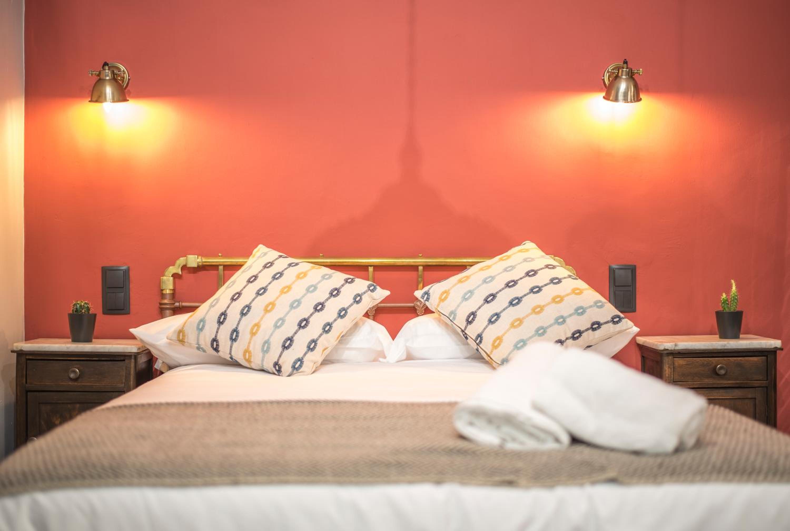 Double Room with Balcony - Photo 9