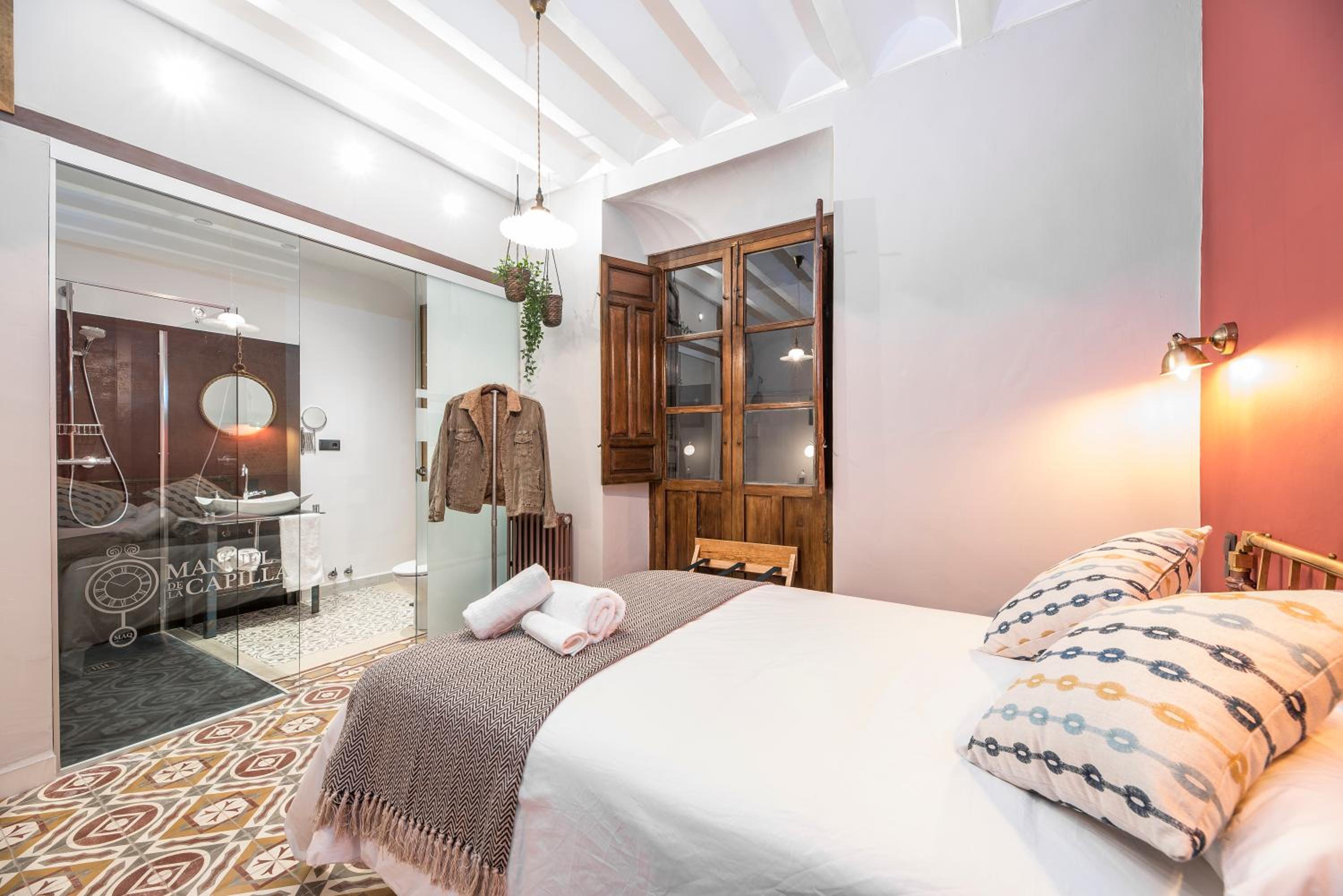 Double Room with Balcony - Photo 3