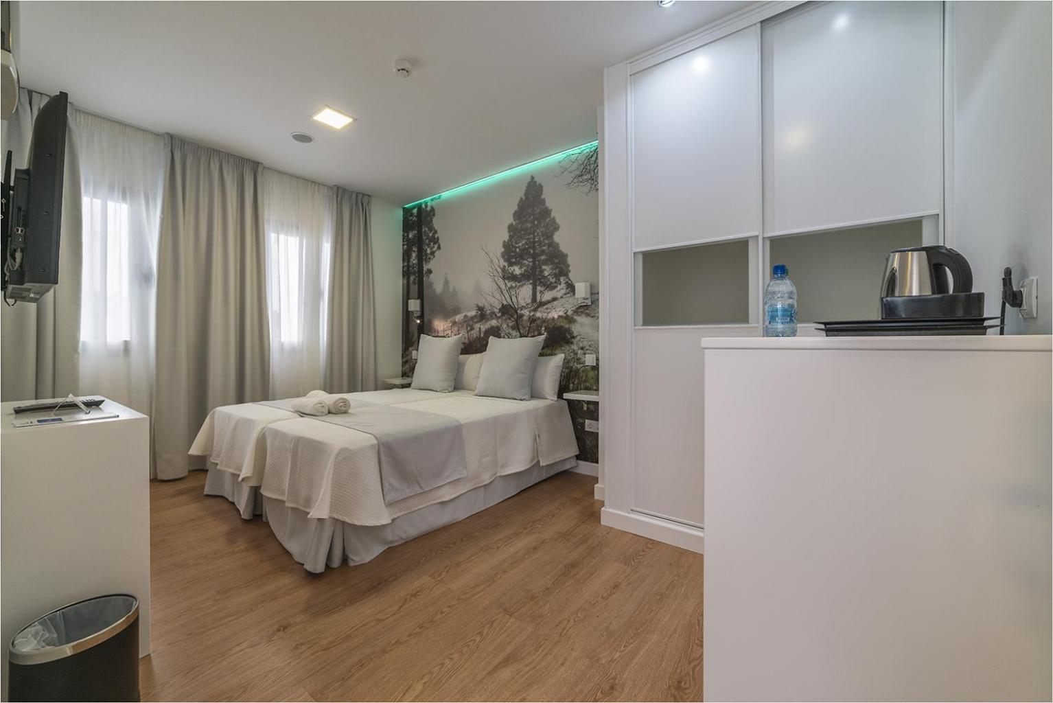 Standard Double Room thumbnail 6