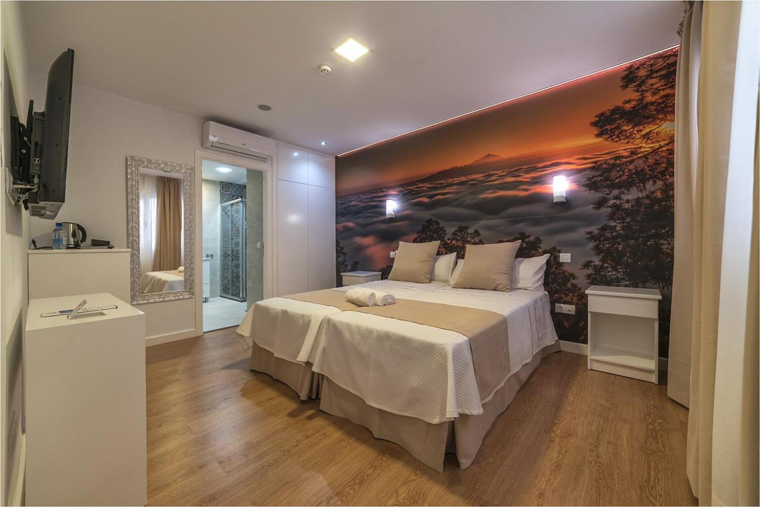 Superior Double Room thumbnail 5