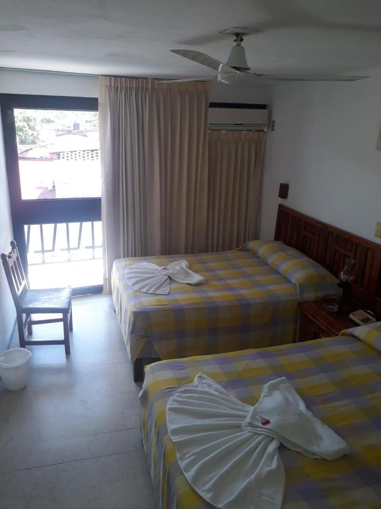 Queen Room with Two Queen Beds - Photo 4