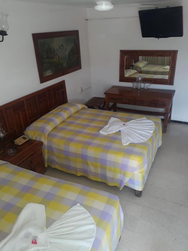 Queen Room with Two Queen Beds - Photo 3
