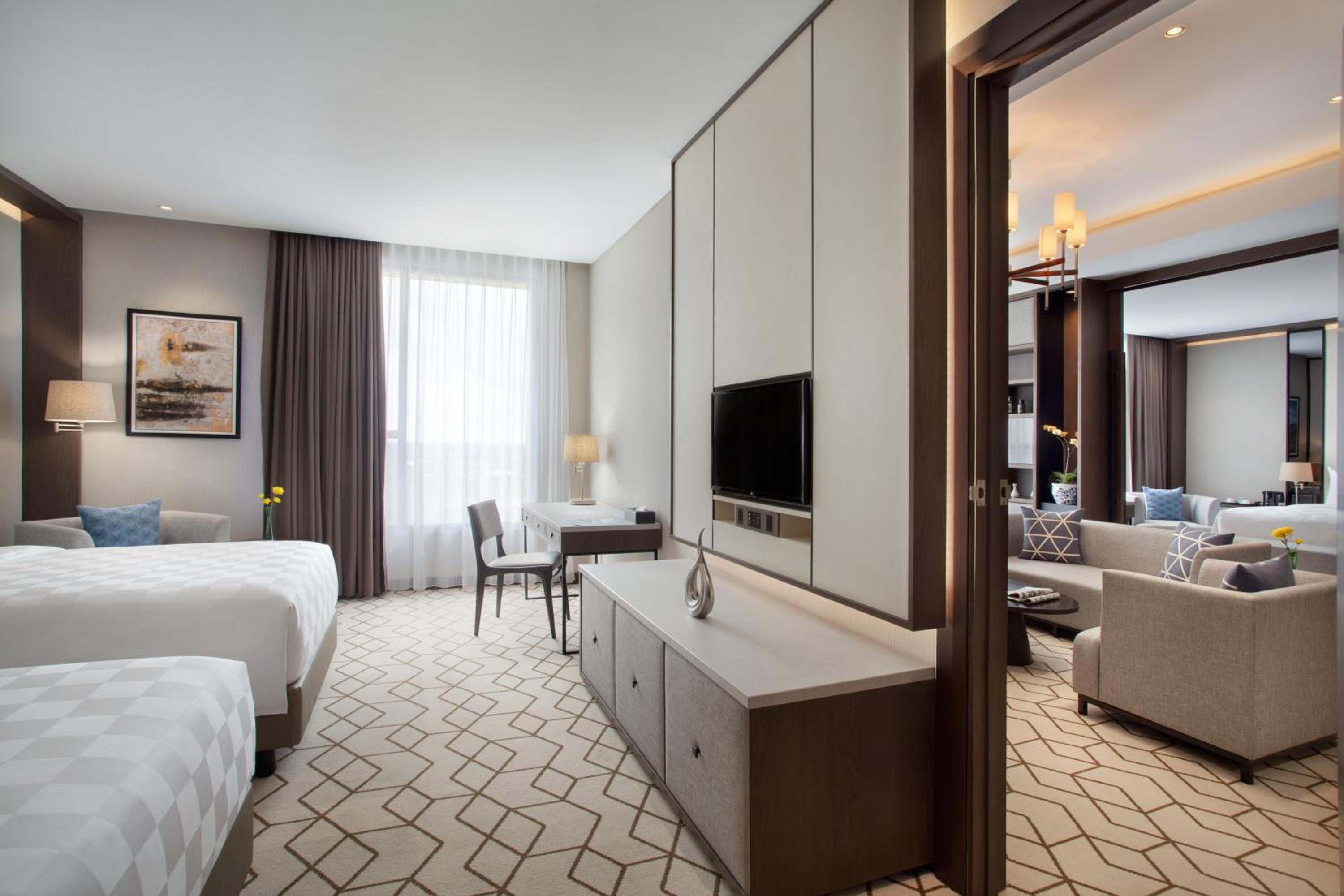 Grand Suite - Queen Bed, Non-Smoking photo 2