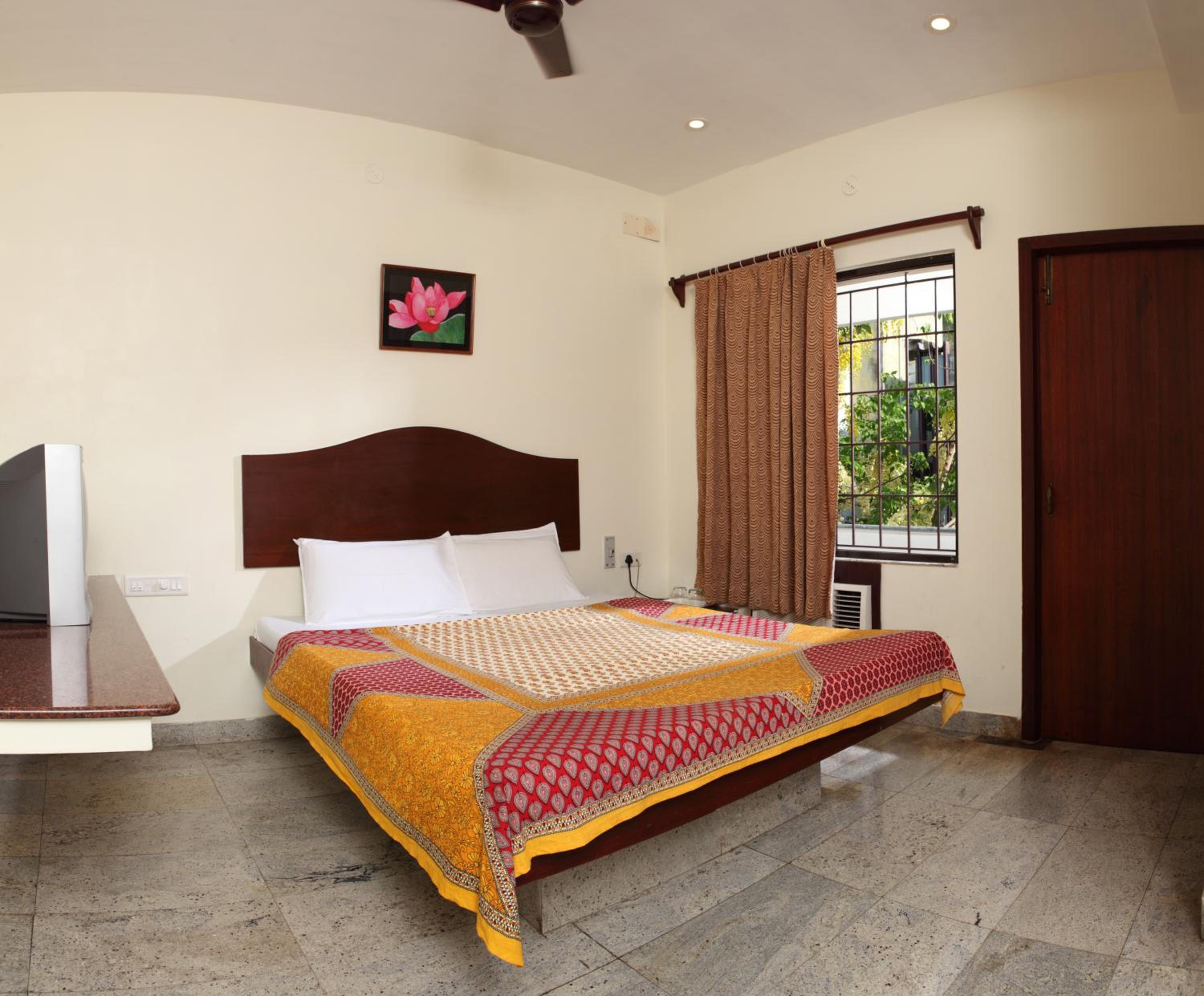 Executive Room – THIS ROOM IS SEPARATE BLOCK (The Annex building is 492 ft away from the main building & Restaurant) - Photo 4