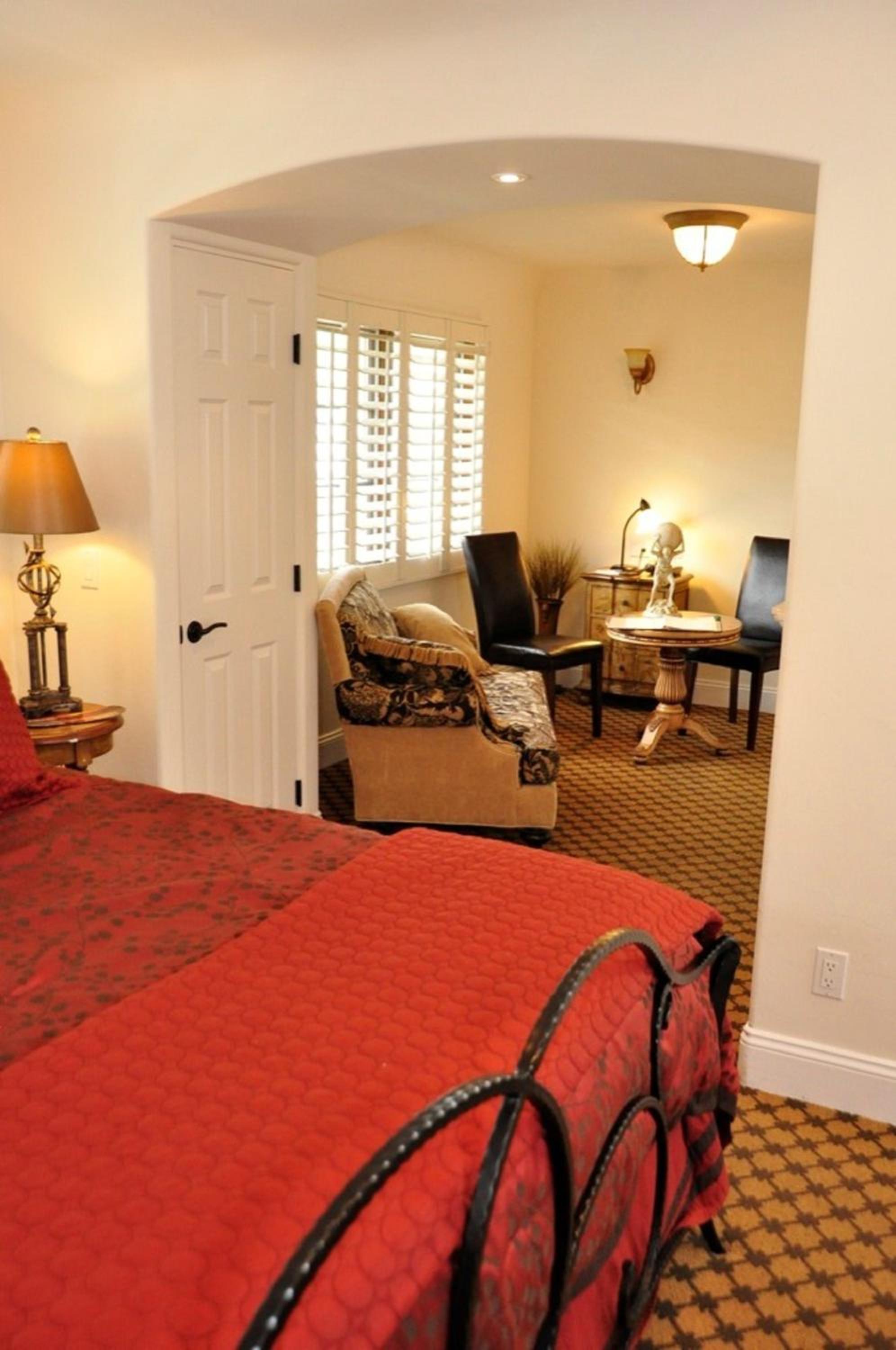 Deluxe King Studio Suite - Photo 7