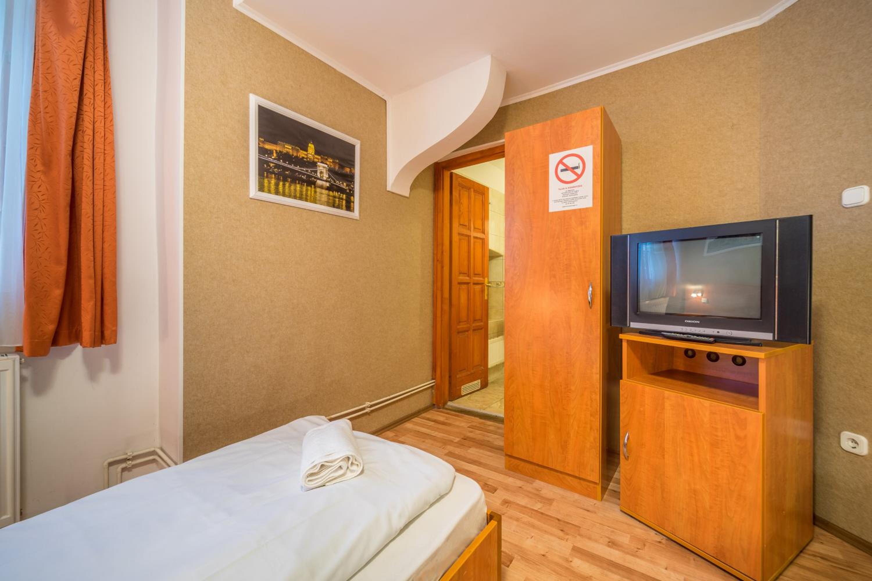 Standard Single Room thumbnail 5
