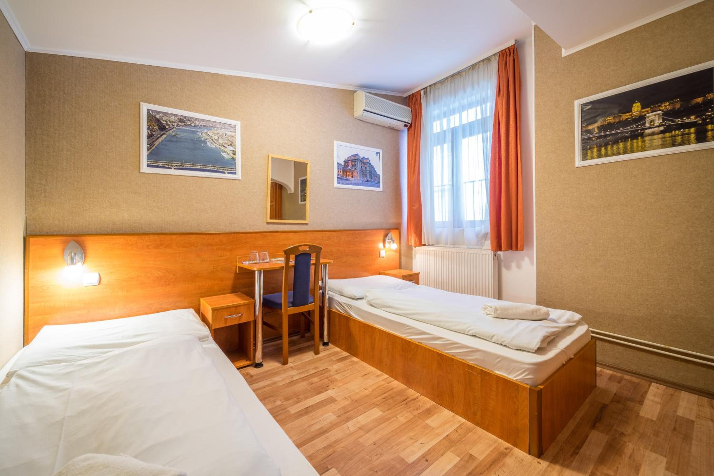 Standard Twin Room - Photo 9