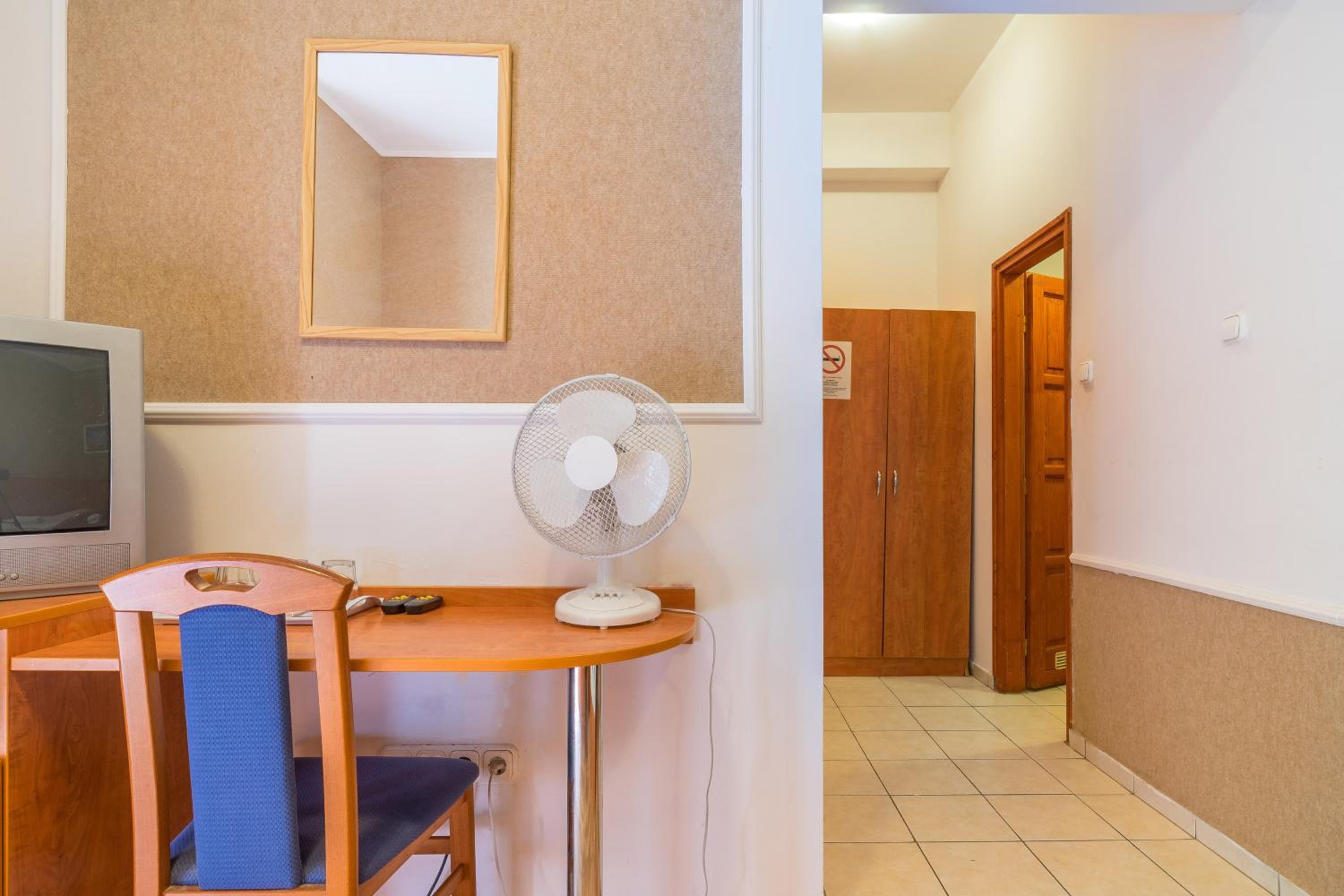 Triple Room thumbnail 6