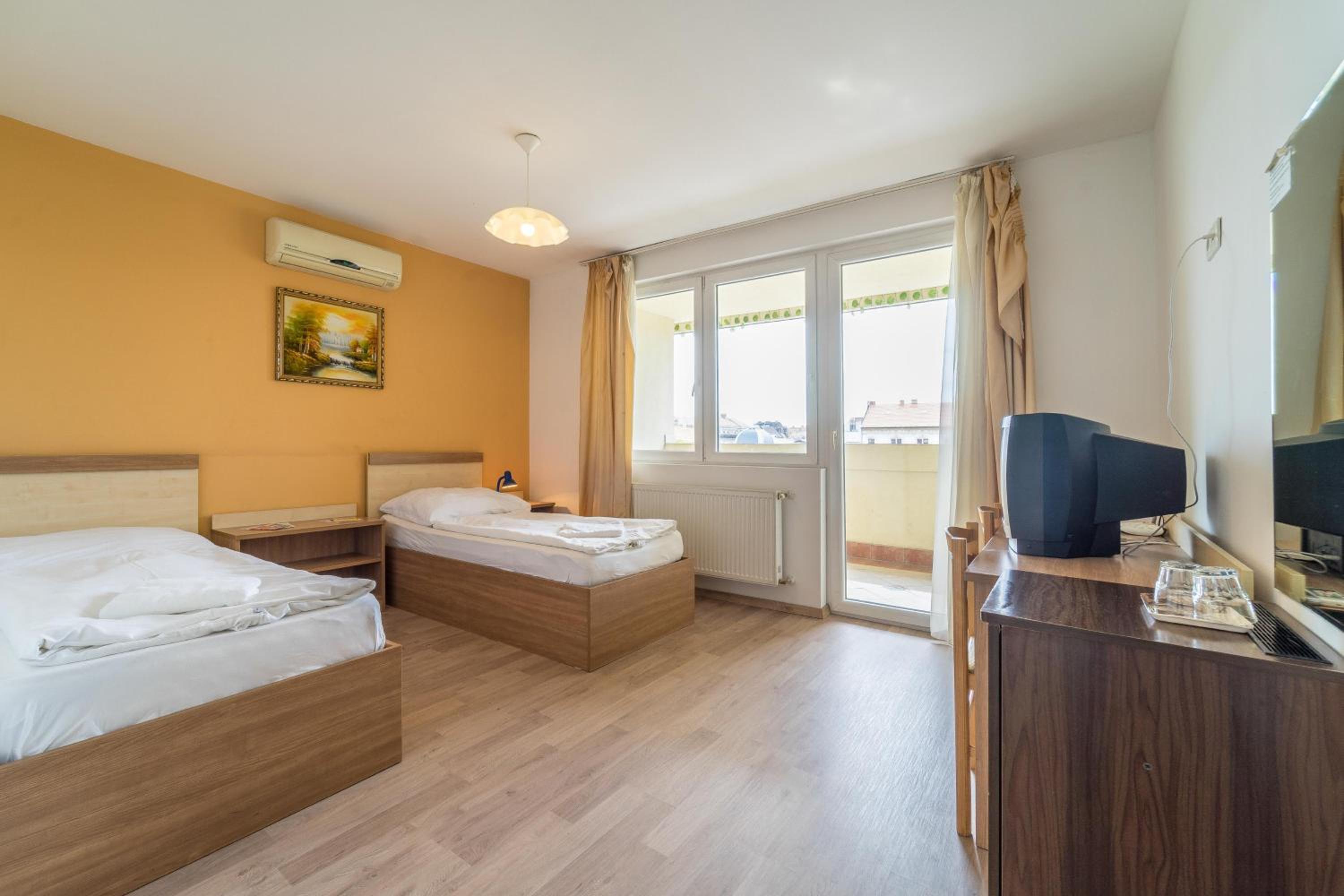 Double or Twin Room with Balcony - Photo 2