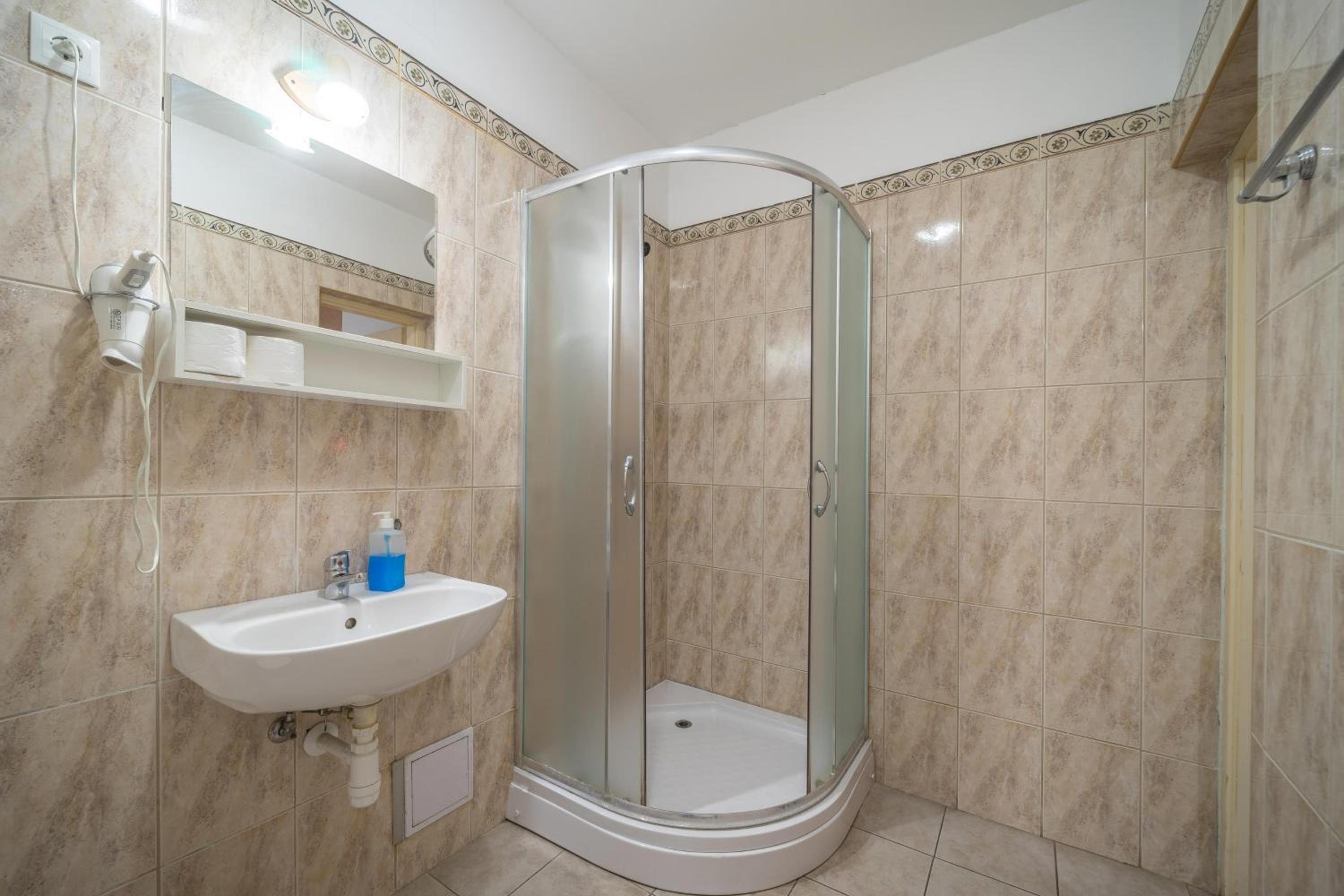 Standard Double or Twin Room - Photo 6