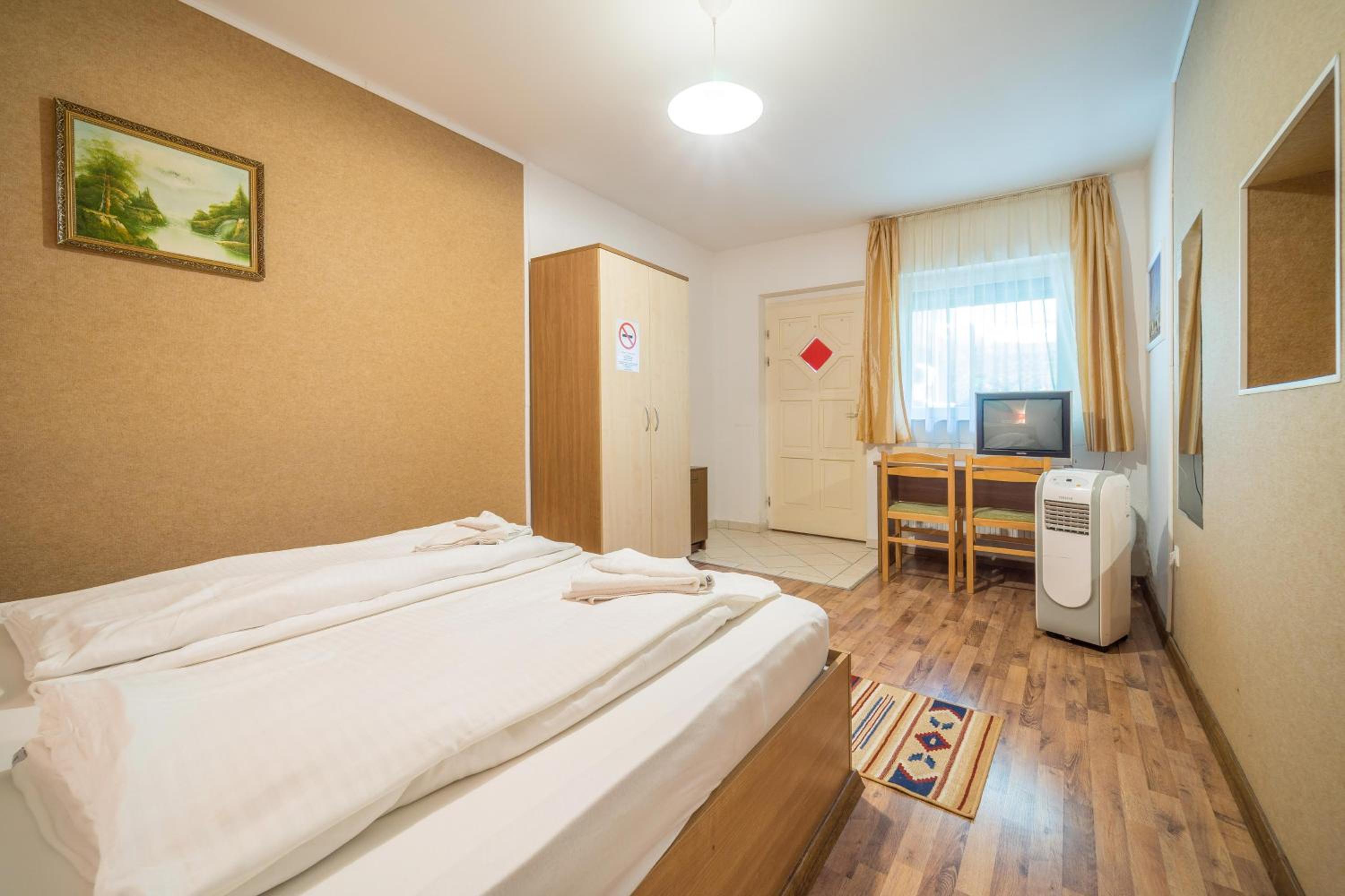 Double or Twin Room with Balcony - Photo 18