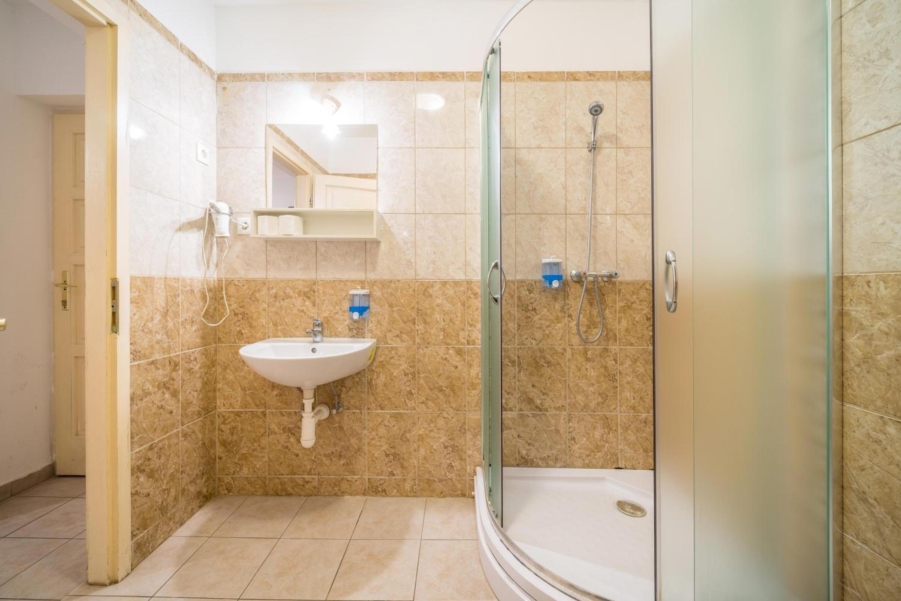 Standard Double or Twin Room - Photo 8