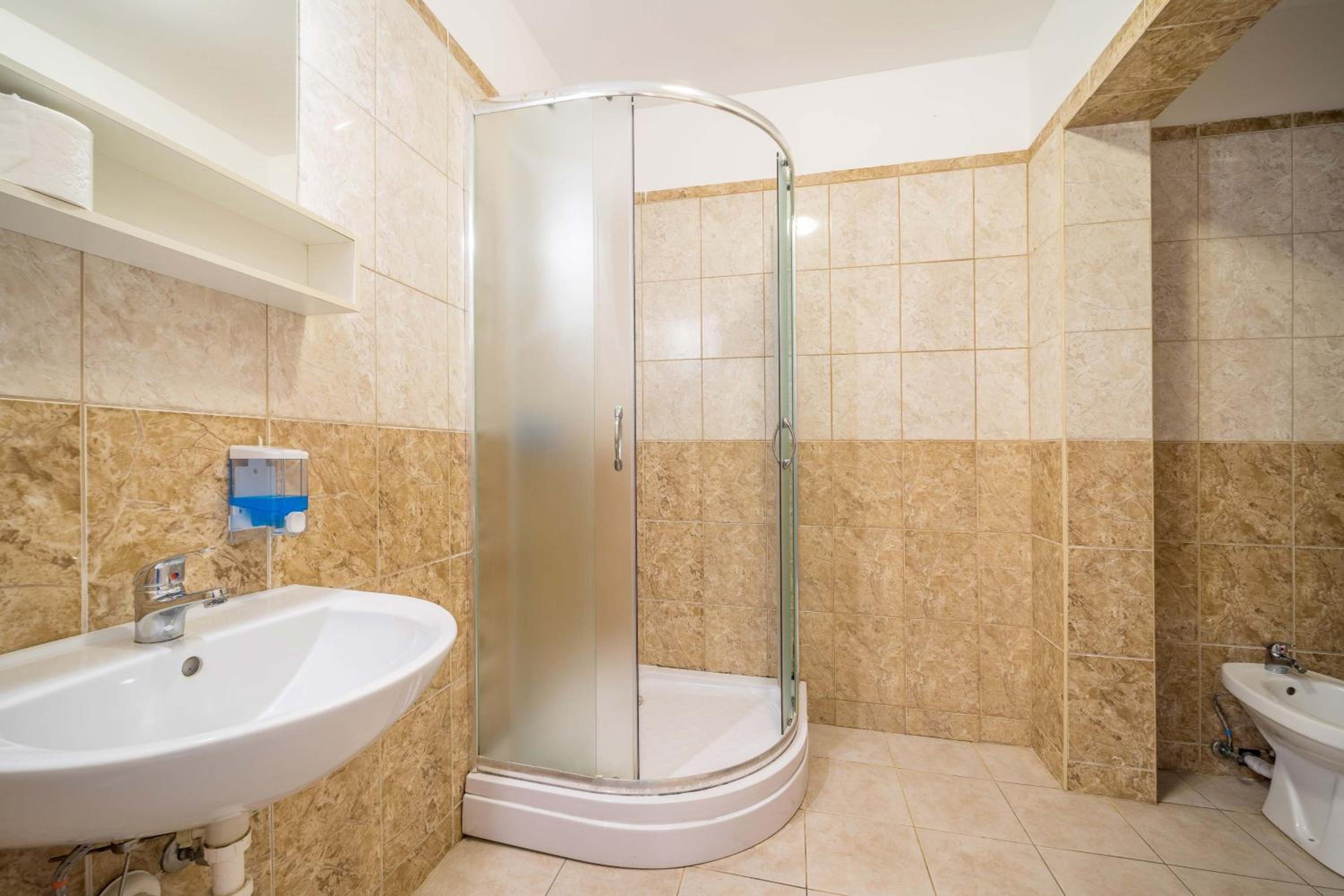 Standard Double or Twin Room - Photo 9