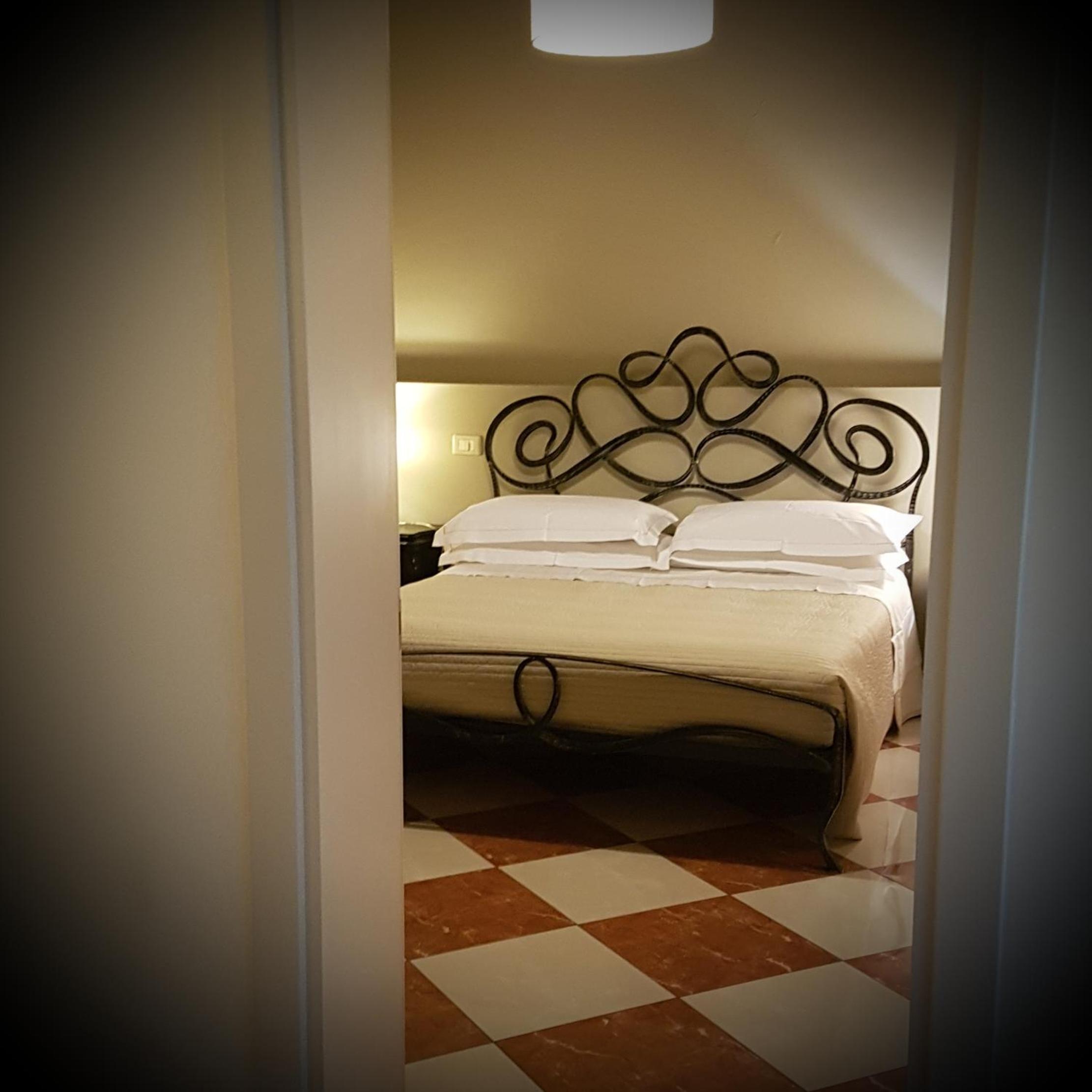 Suite - Photo 12