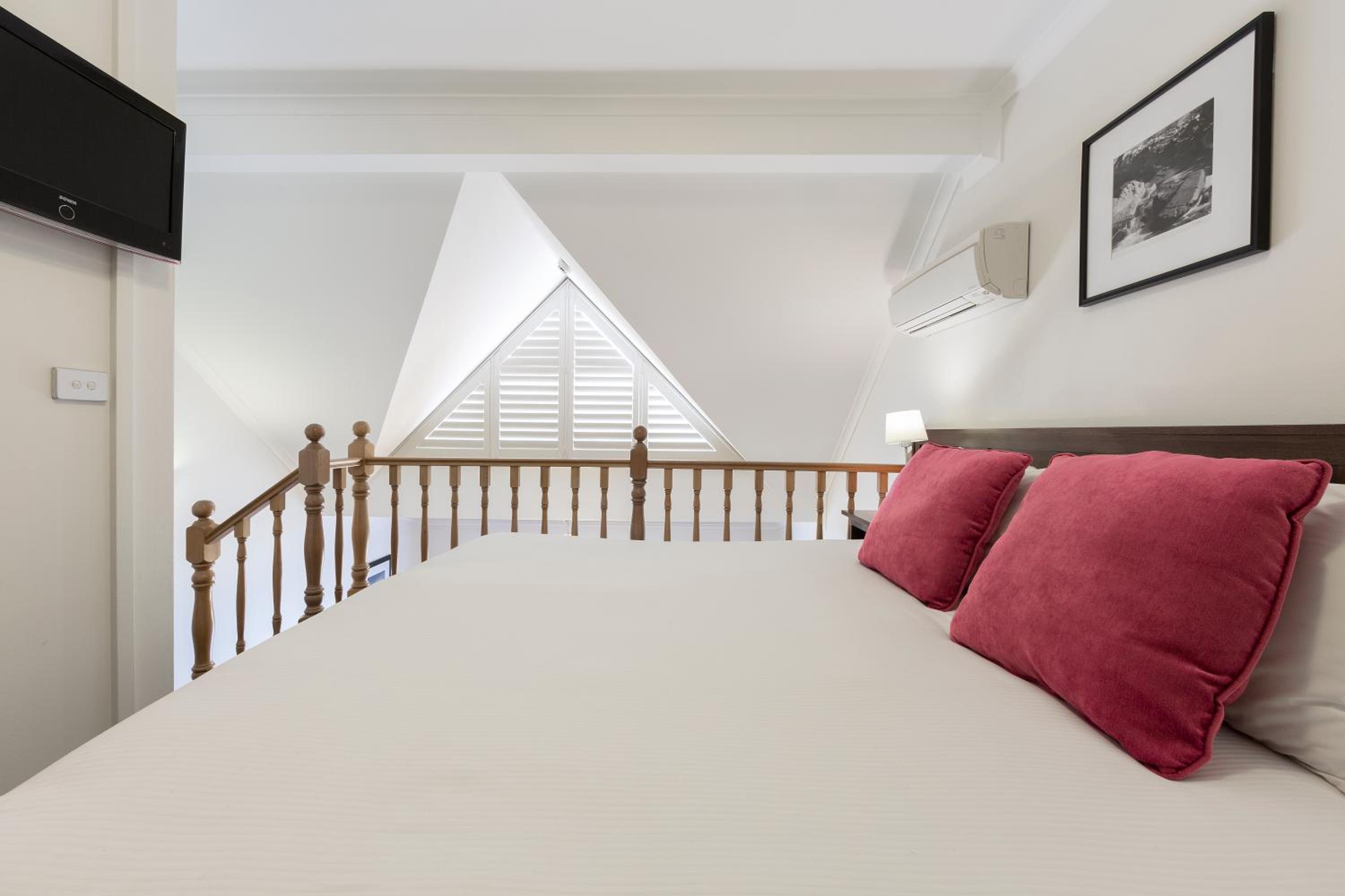 Deluxe King Loft with Sofa Bed - Photo 5