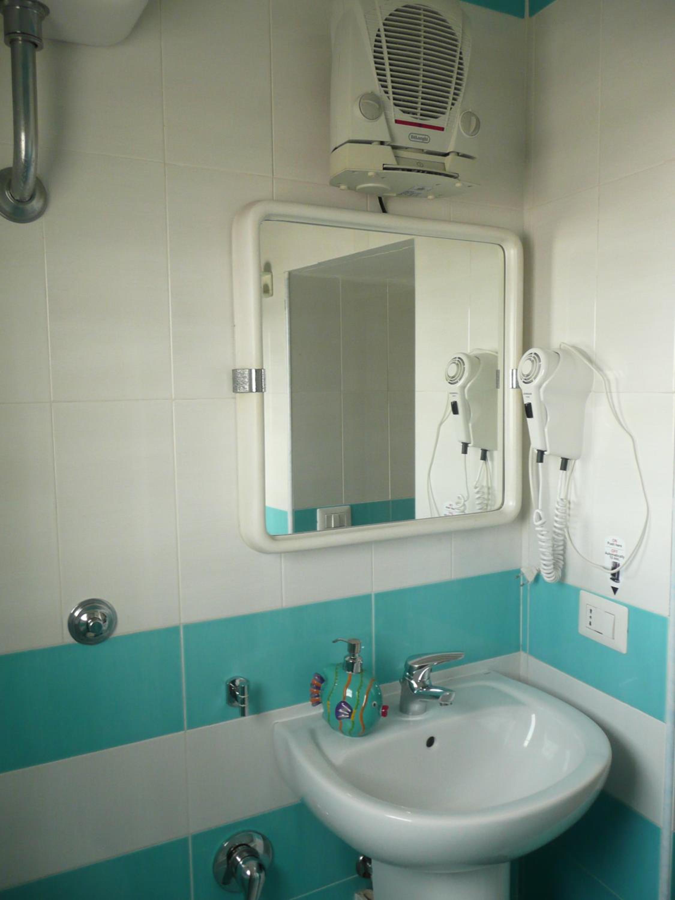 Quadruple Room with Sea View - Photo 6