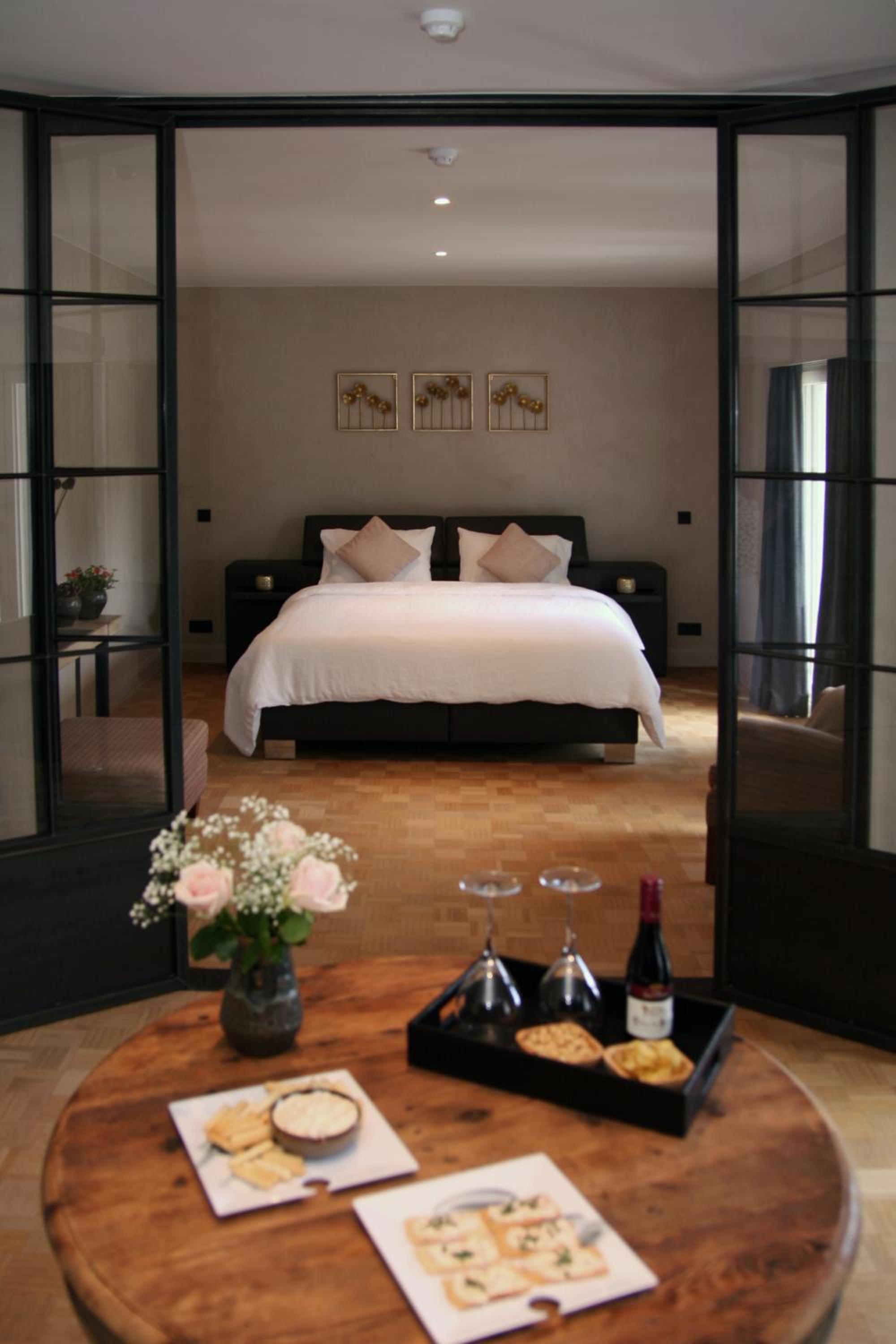 King Suite with Bathtub - Photo 1