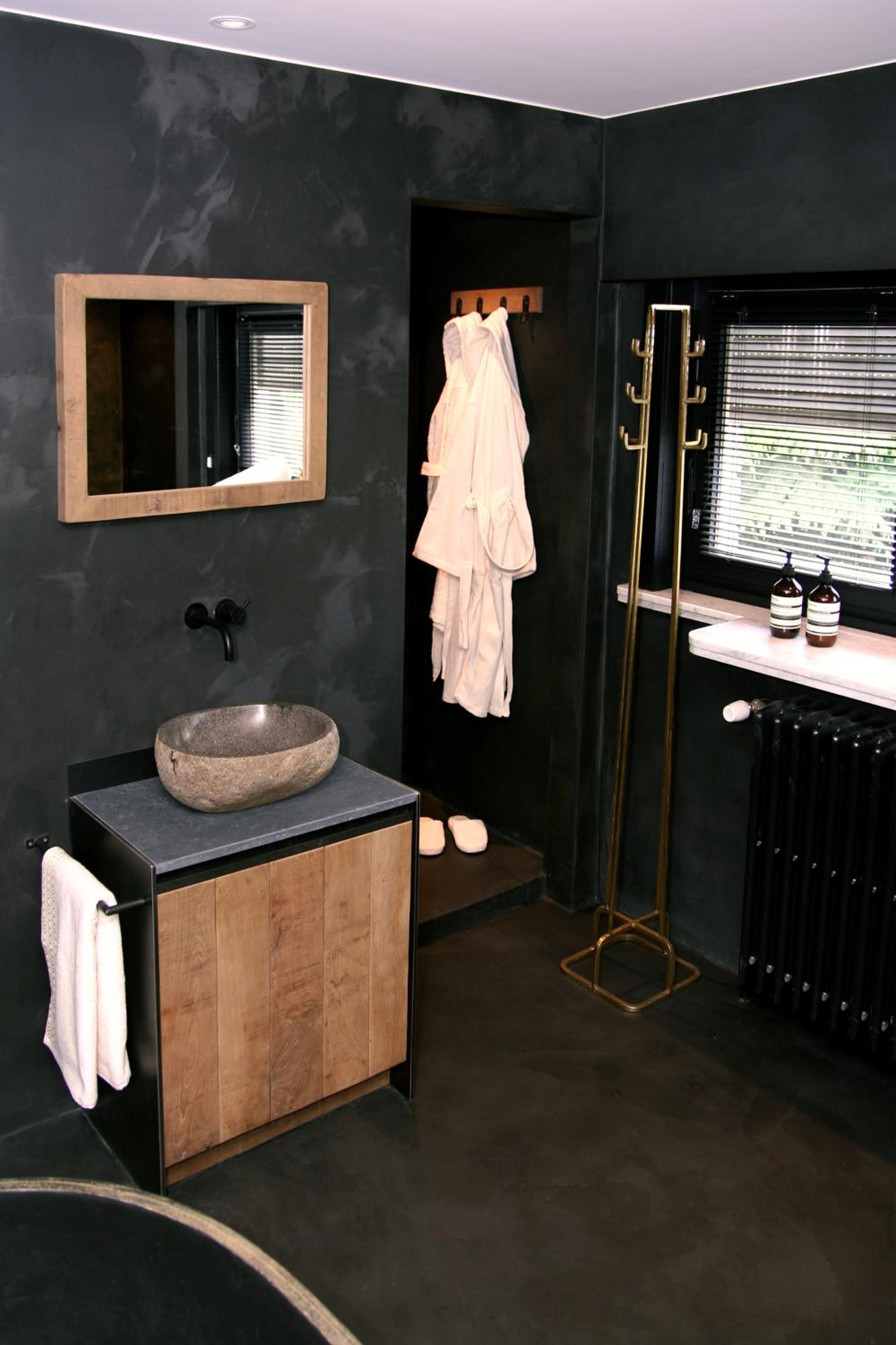 King Suite with Bathtub - Photo 6