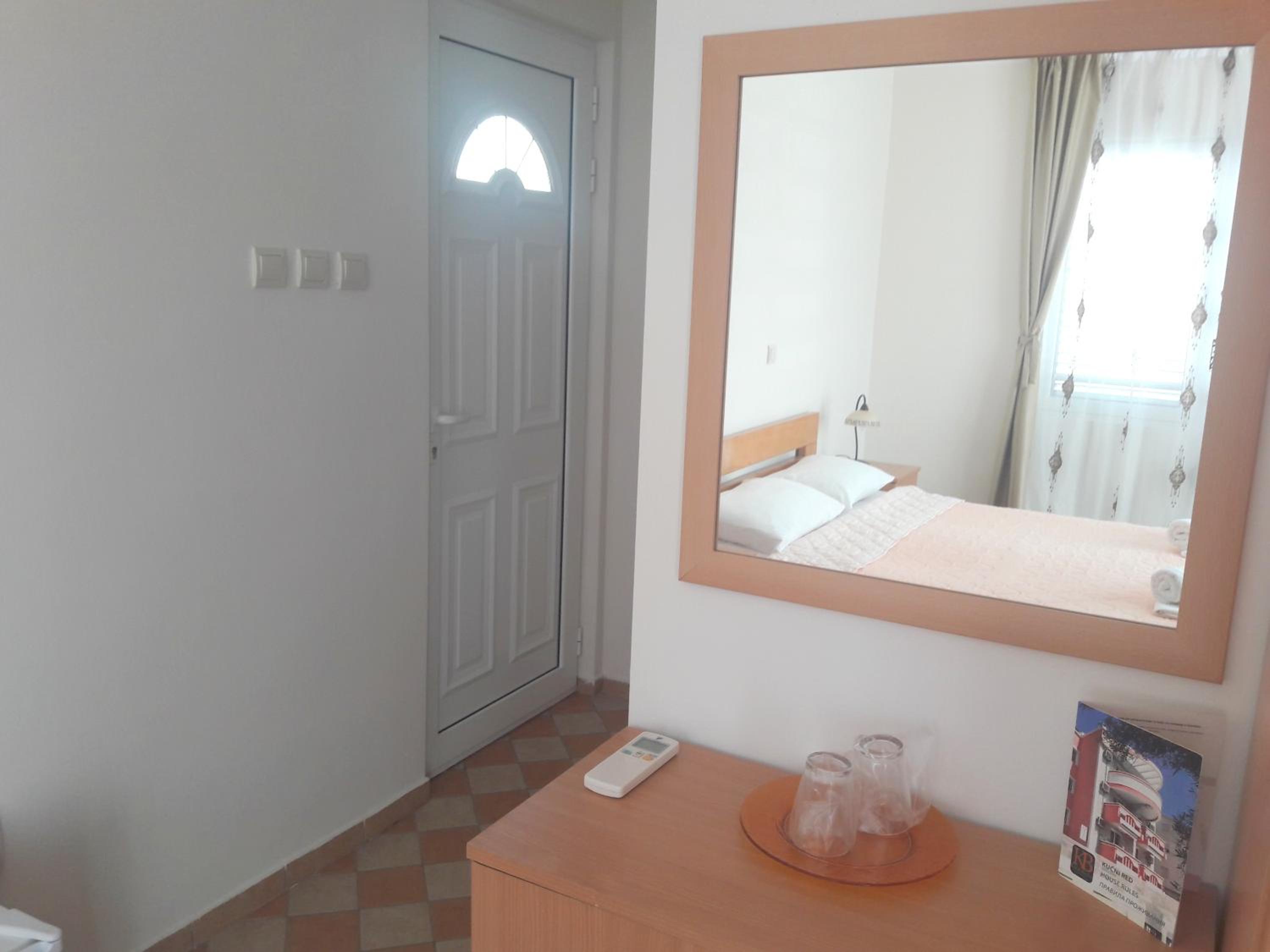 Economy Double Room with Balcony and Garden View - Photo 6