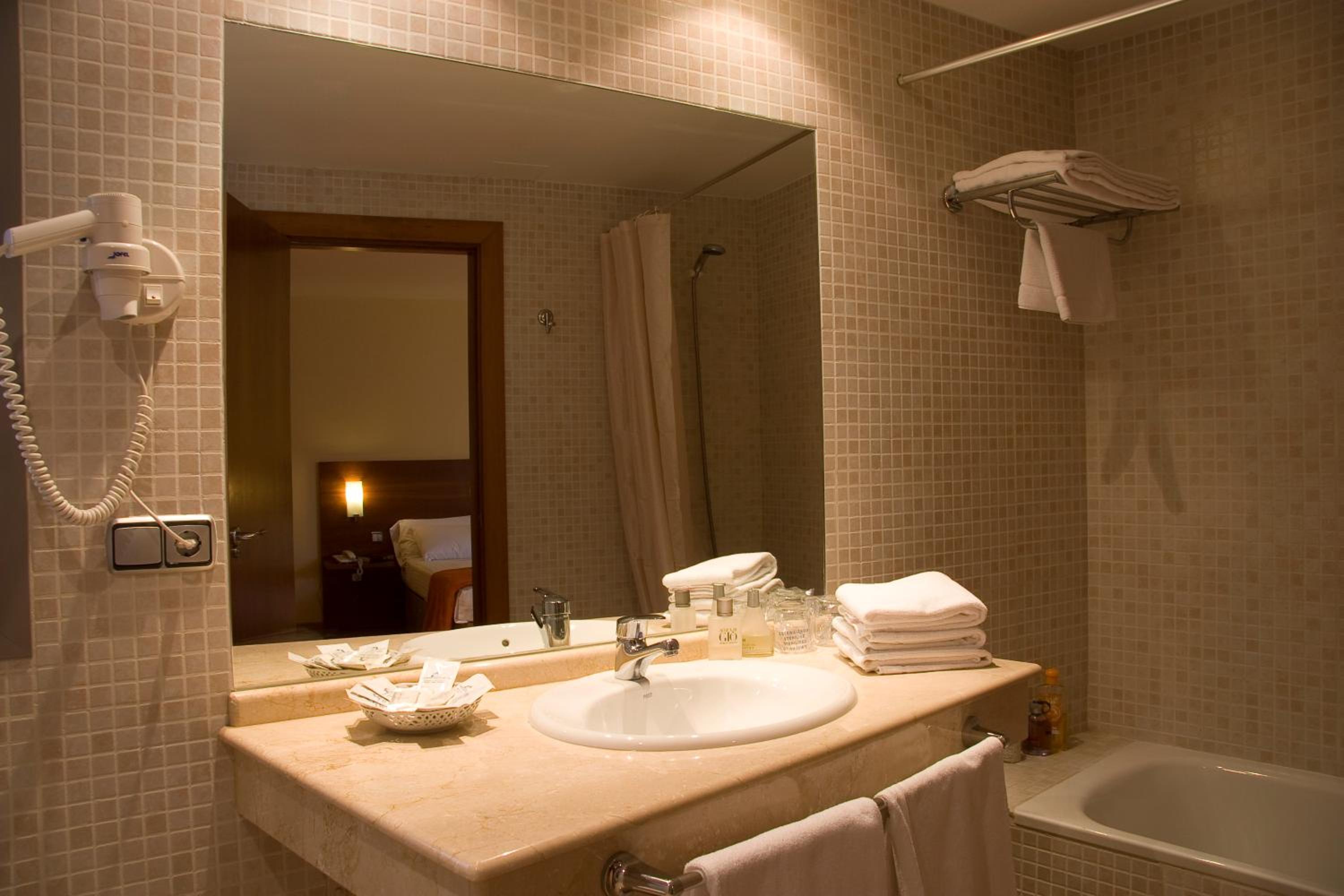 Twin Room - Photo 2