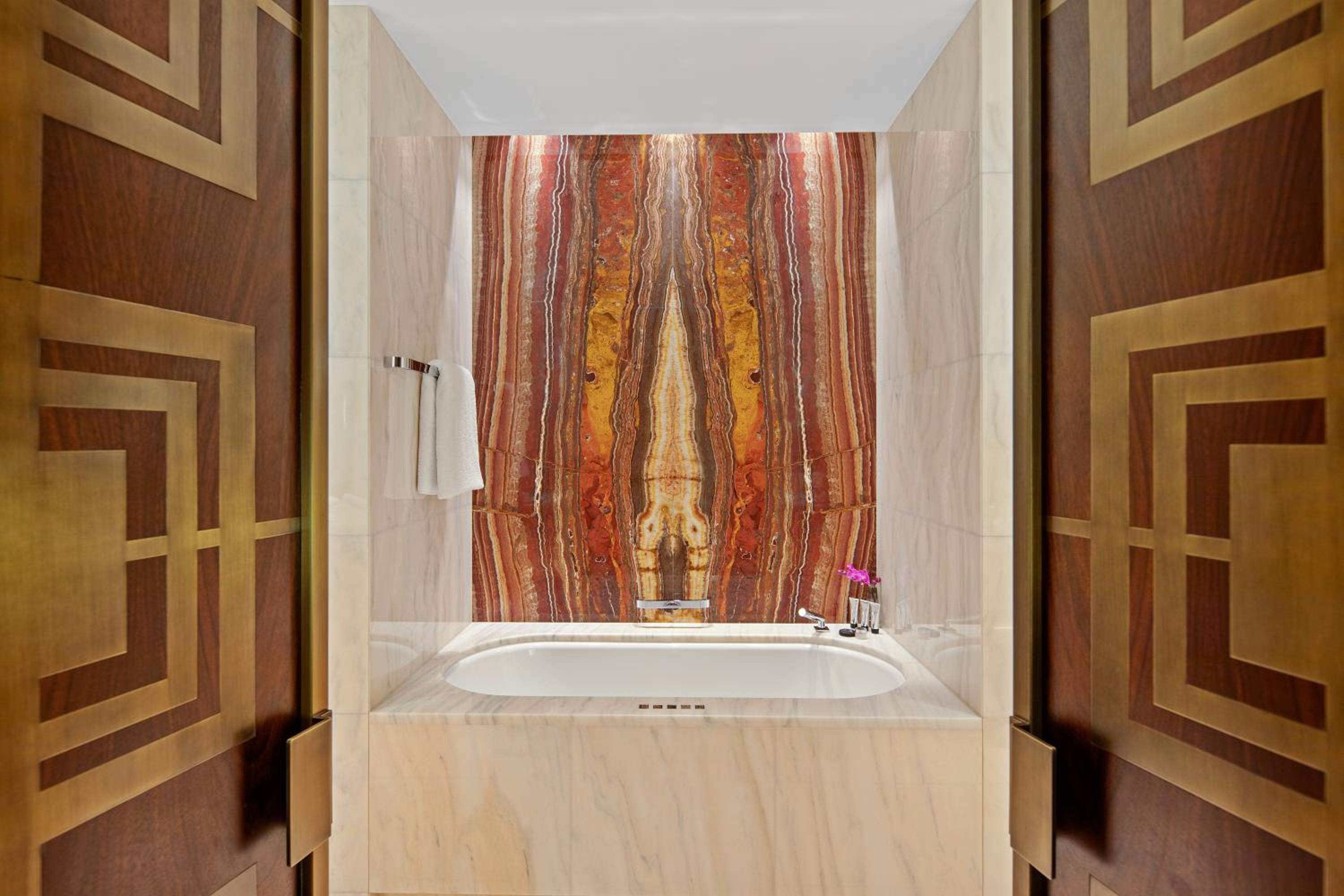 Deluxe King Room with View photo 2
