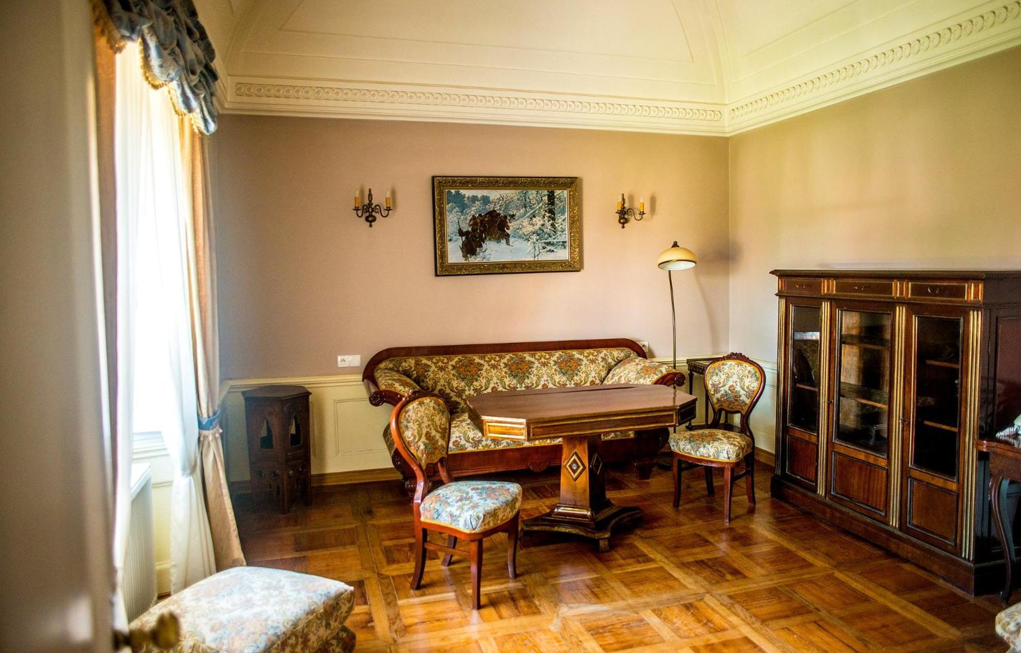 Large Suite photo 2