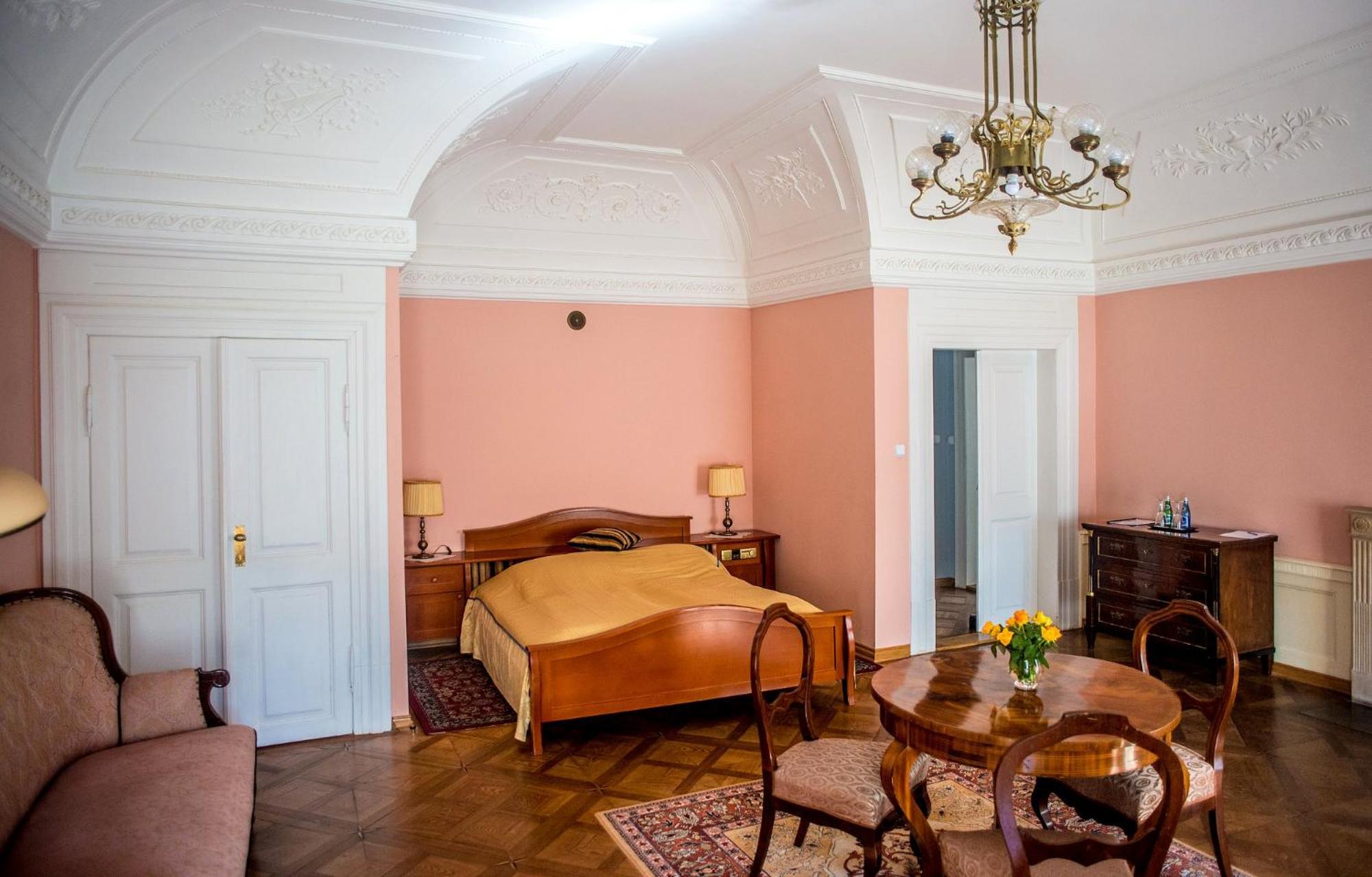 Large Suite photo 1