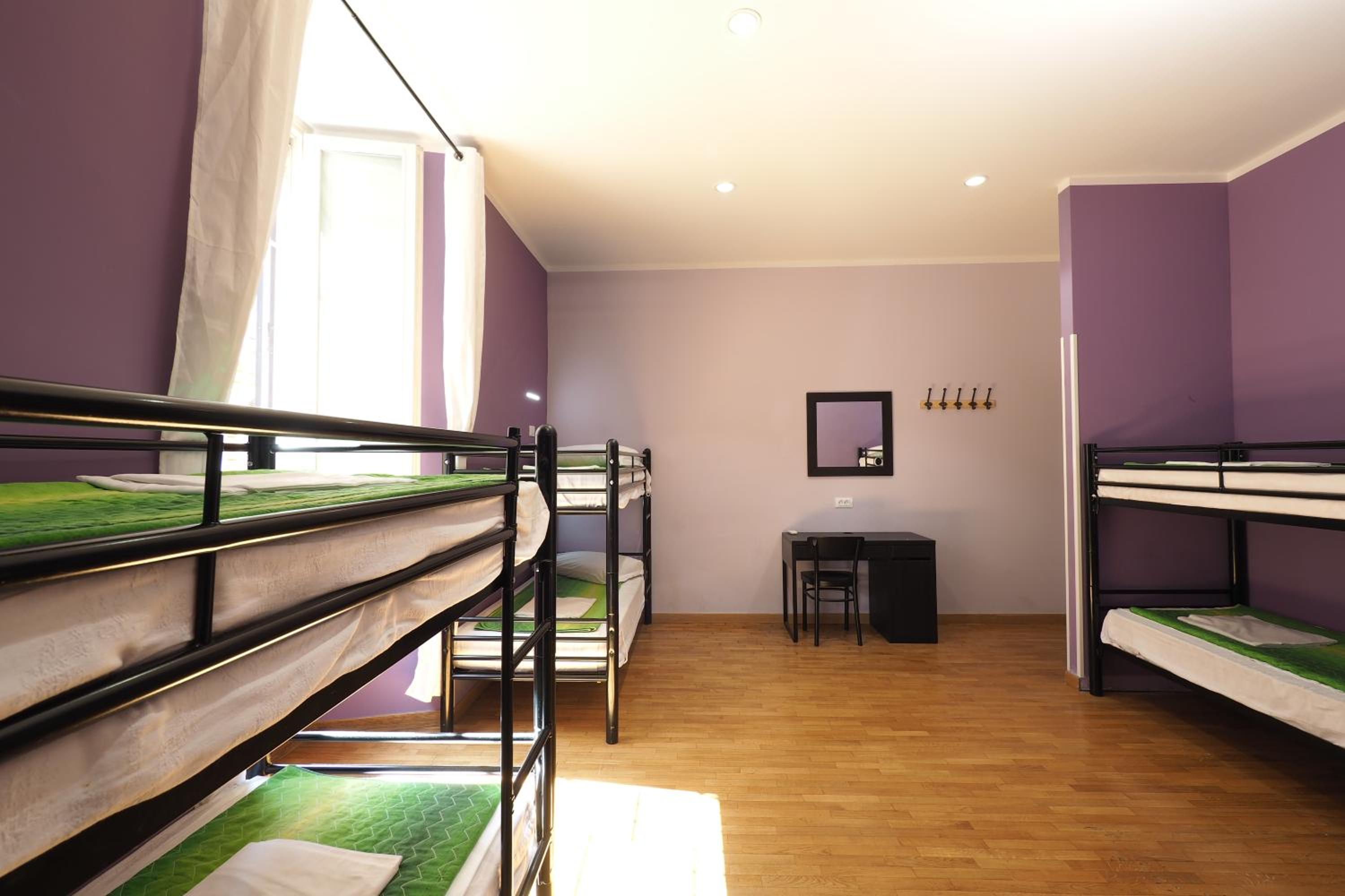 Bed in 6-Bed Mixed Dormitory Room Ensuite photo 3
