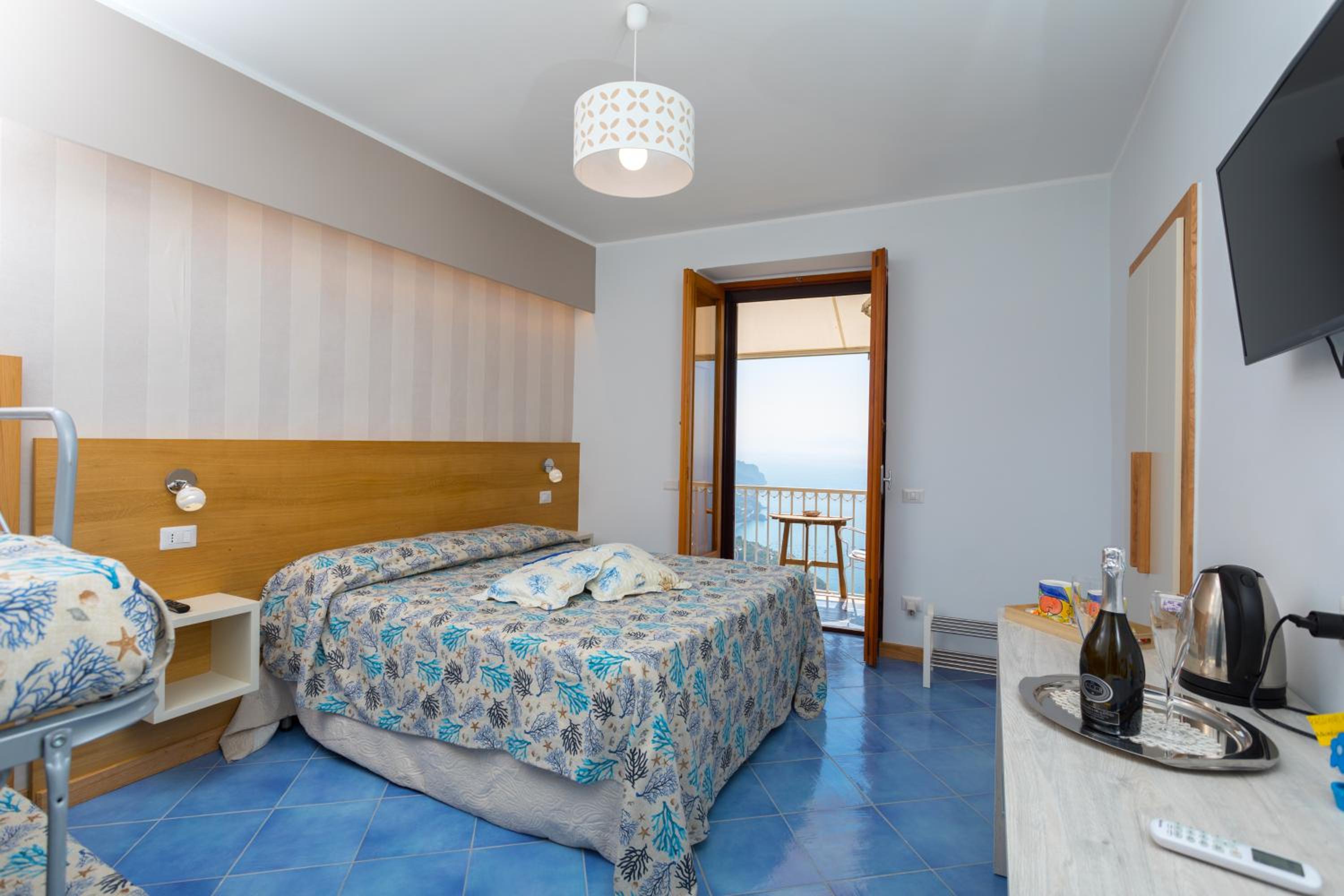 Double Room with Balcony and Sea View photo 3