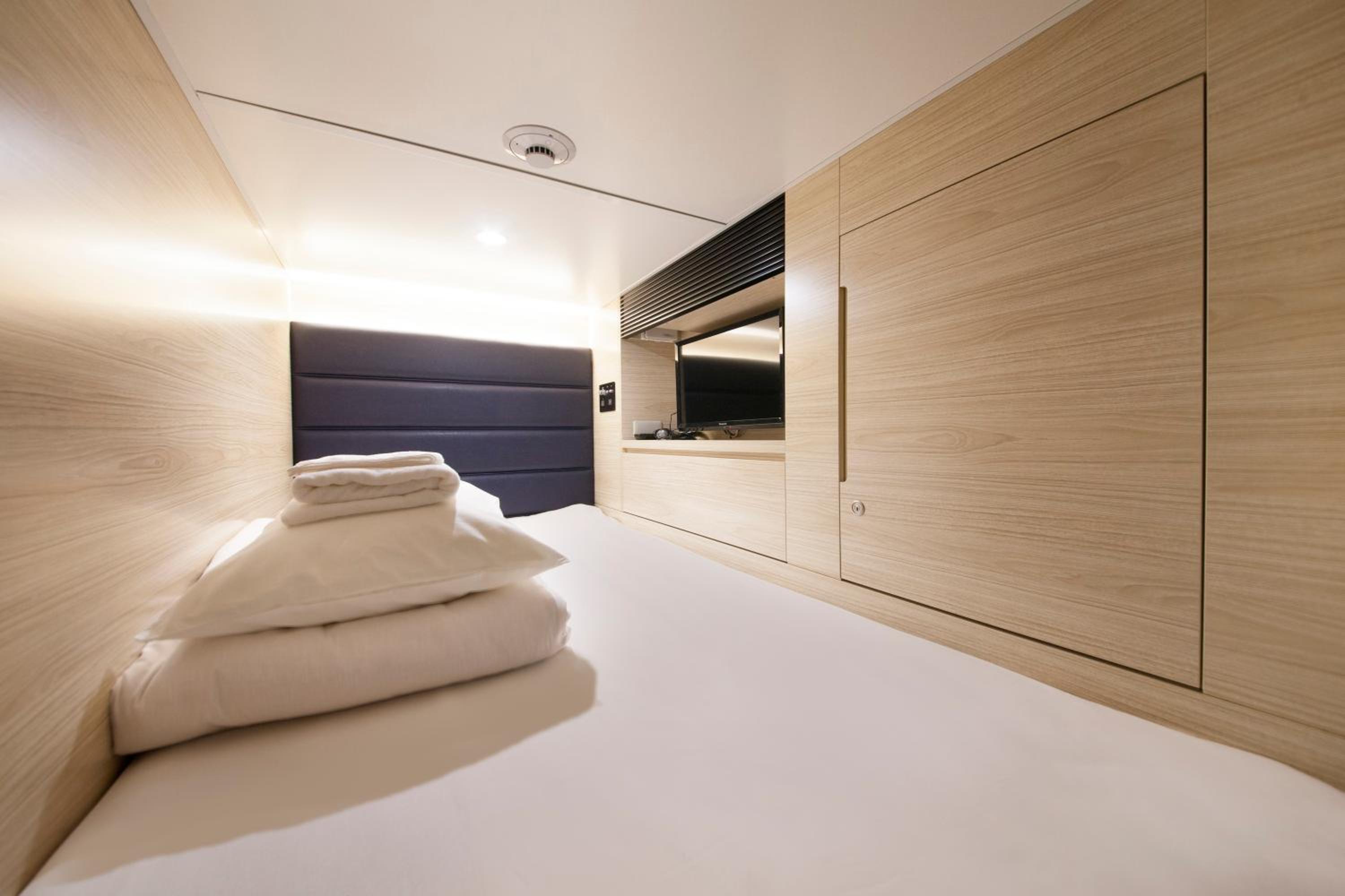 Standard Capsule Room for Female