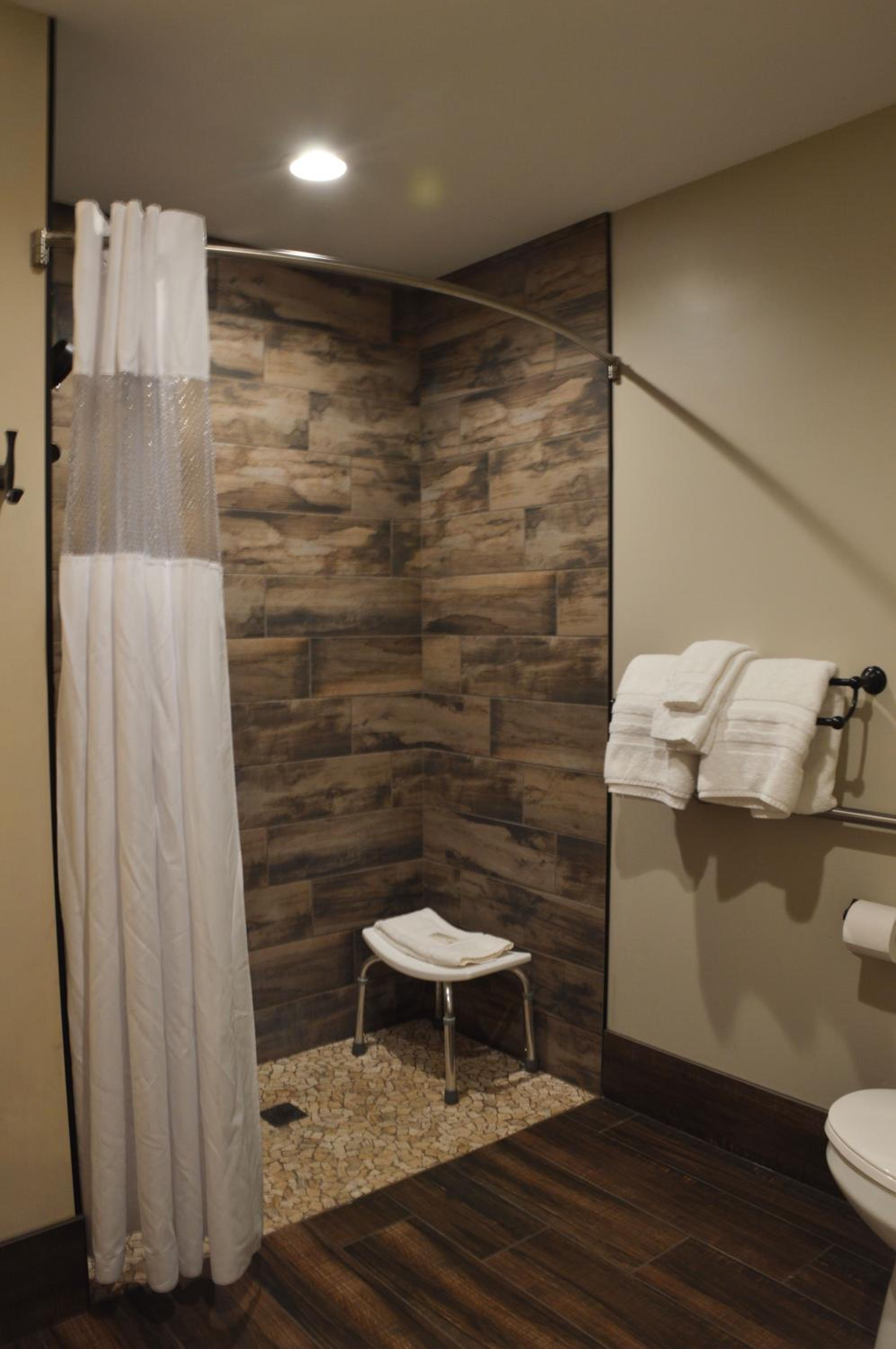 Deluxe King Room - Photo 7